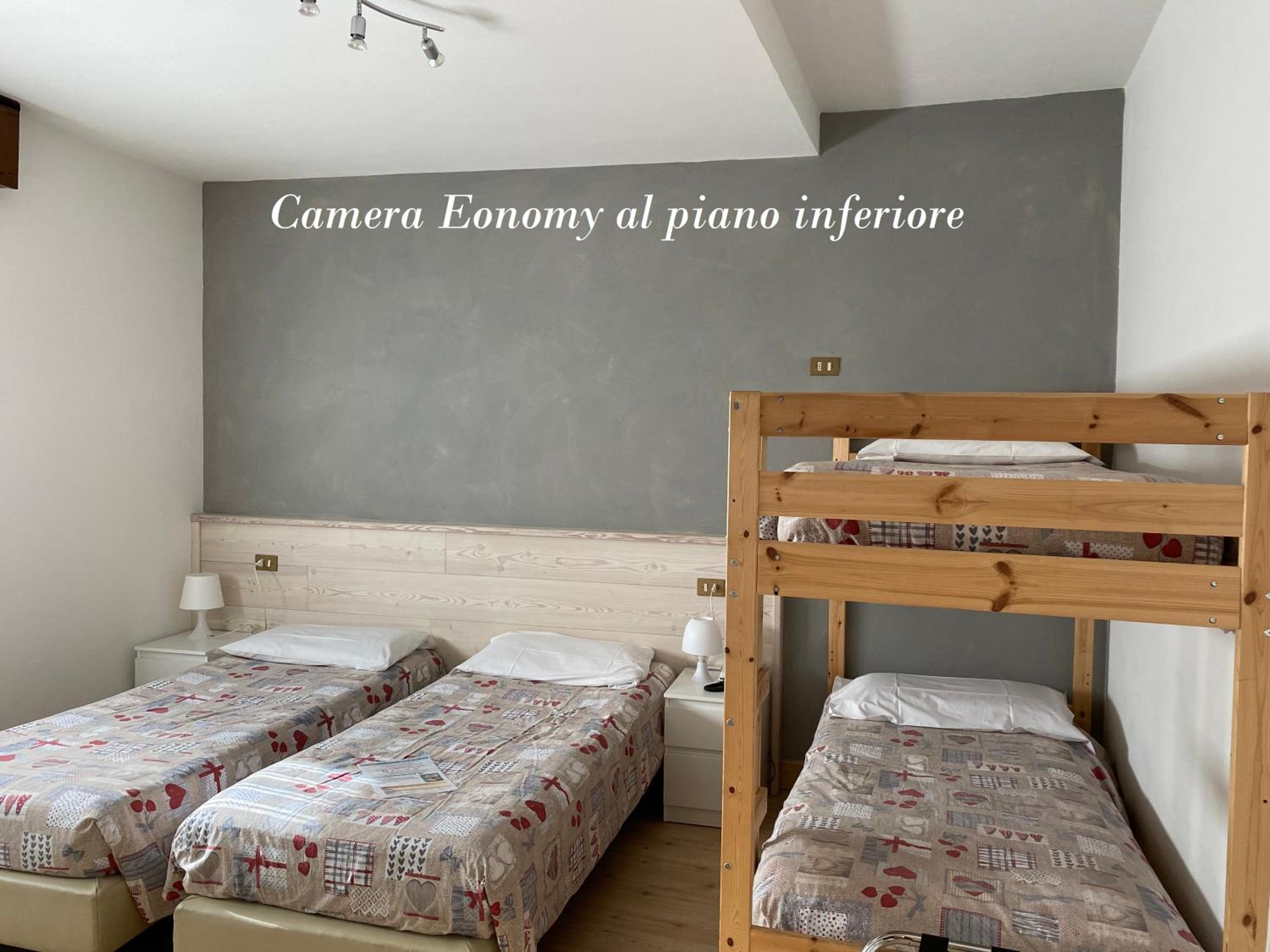 Economy Triple Room - Photo 4