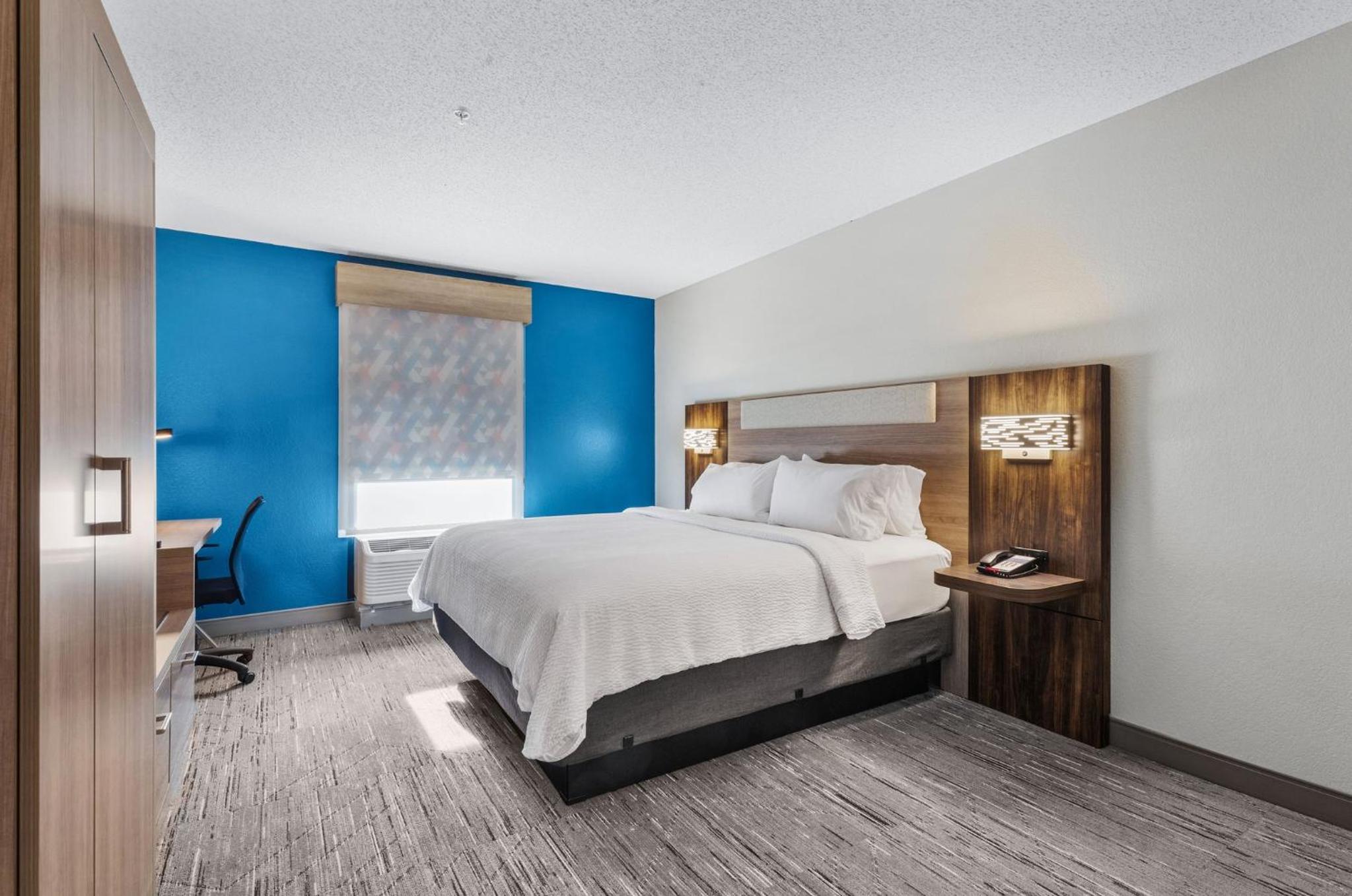 Standard King Room - Photo 8