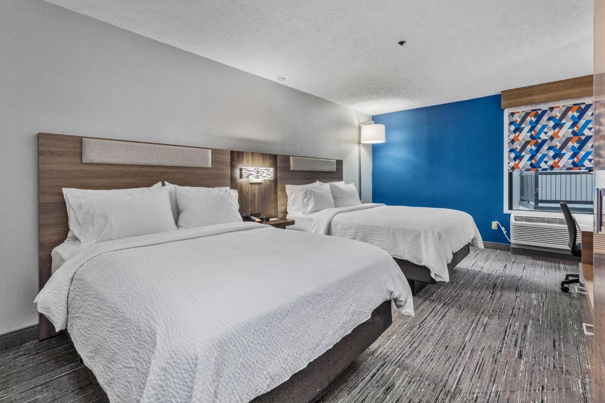Standard Room with Two Queen Beds - Photo 4