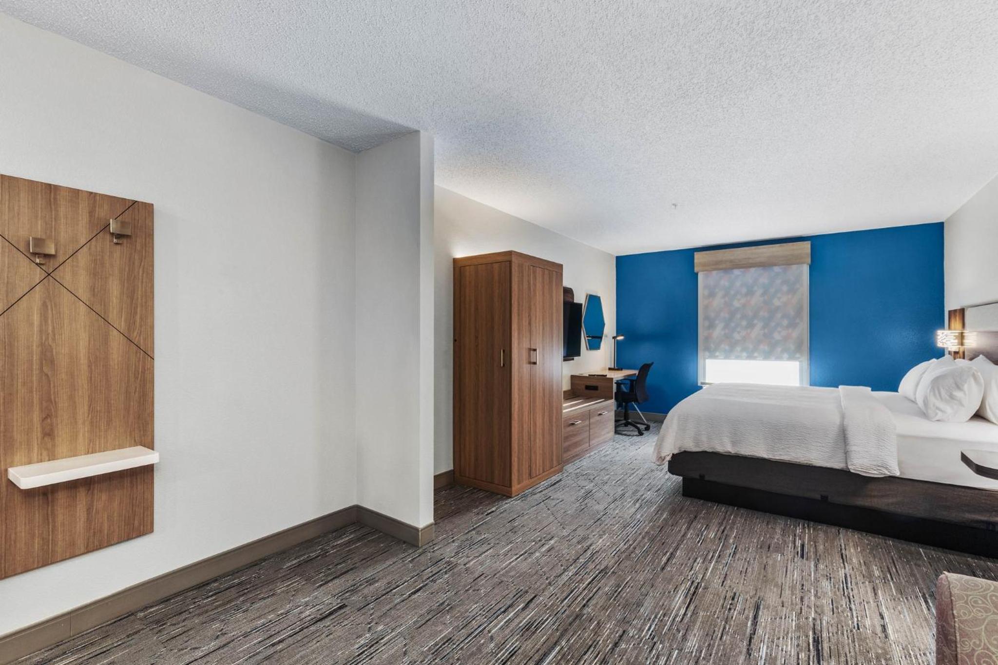 Standard King Room - Photo 7
