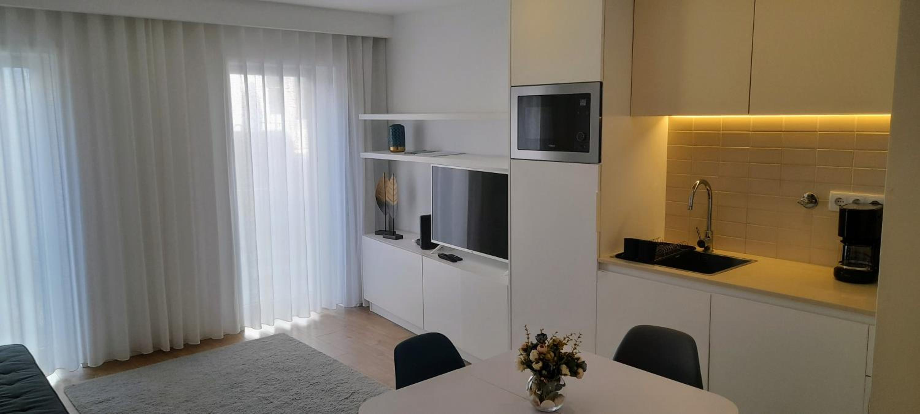 One-Bedroom Apartment photo 1