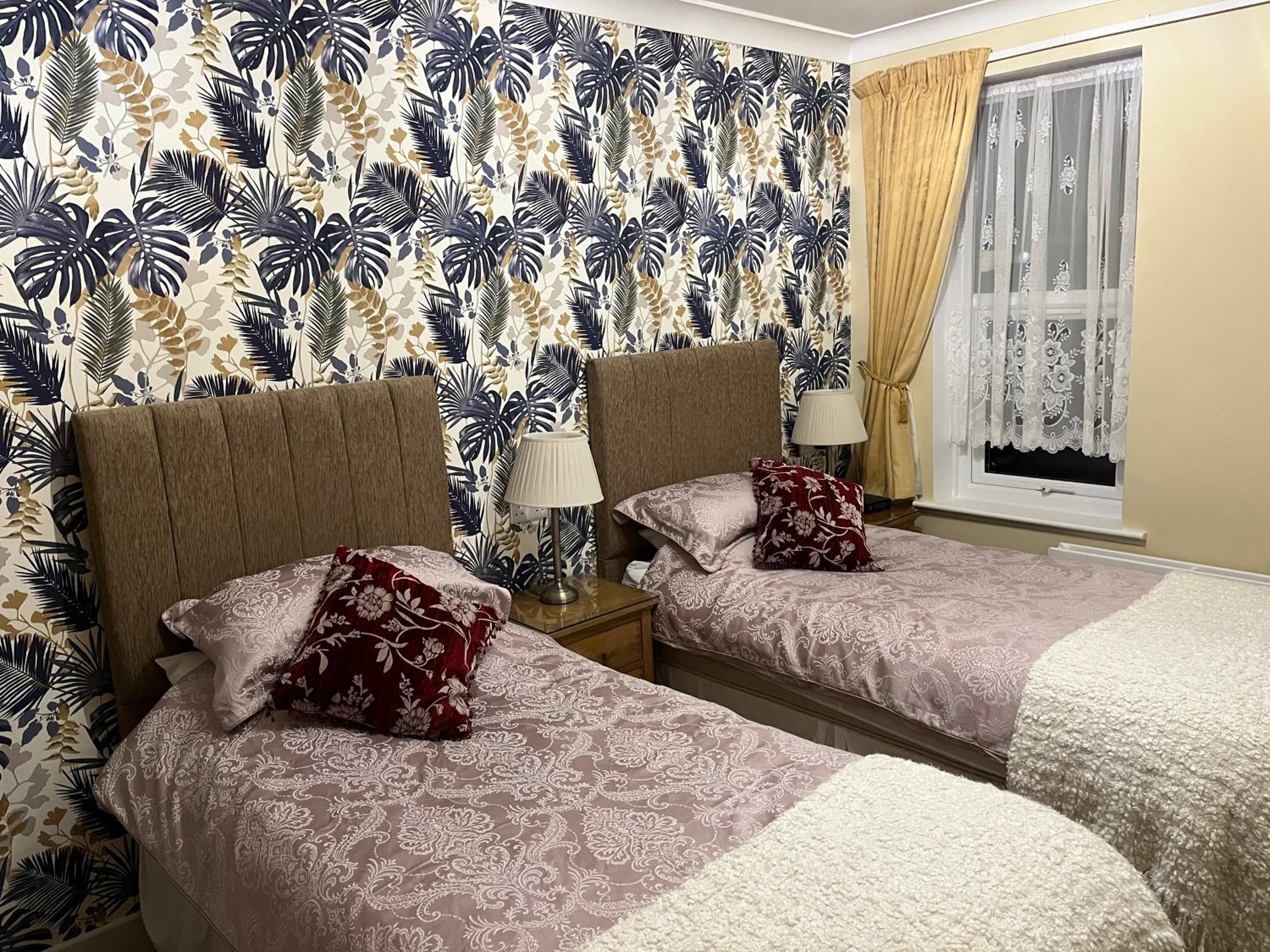 Twin Room with Private Bathroom photo 2