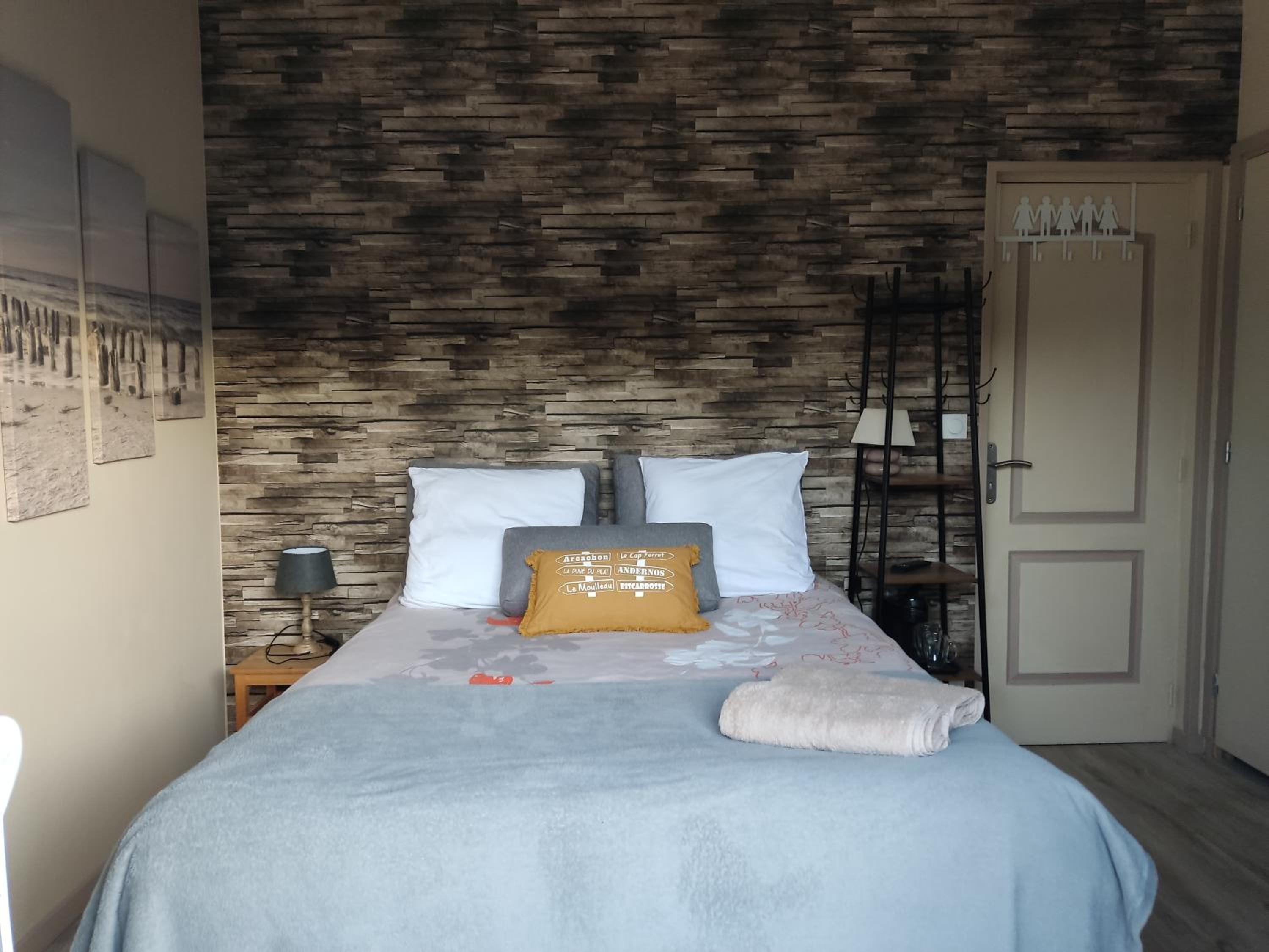 Double Room with Private Bathroom - Photo 32