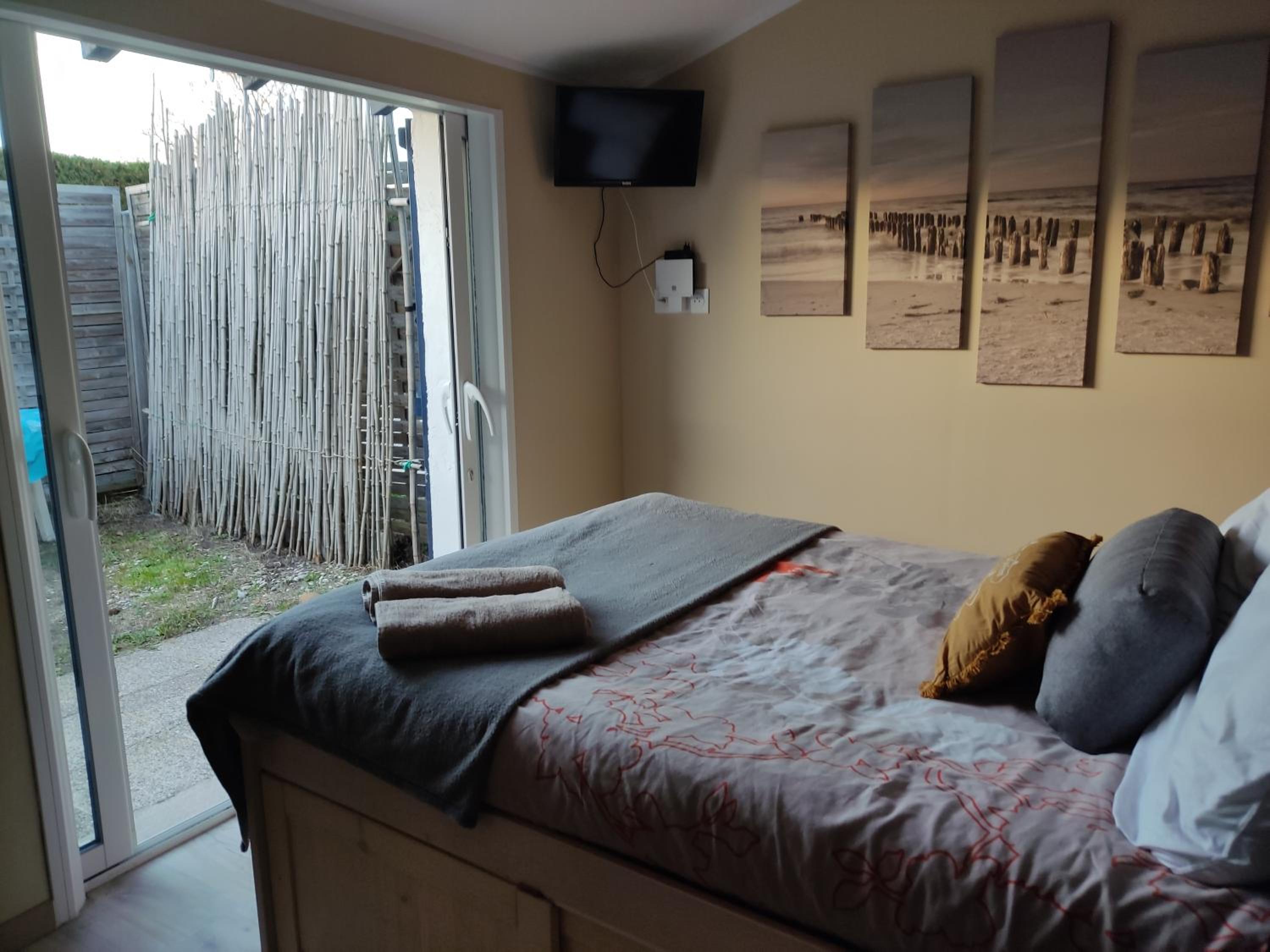 Double Room with Private Bathroom - Photo 30