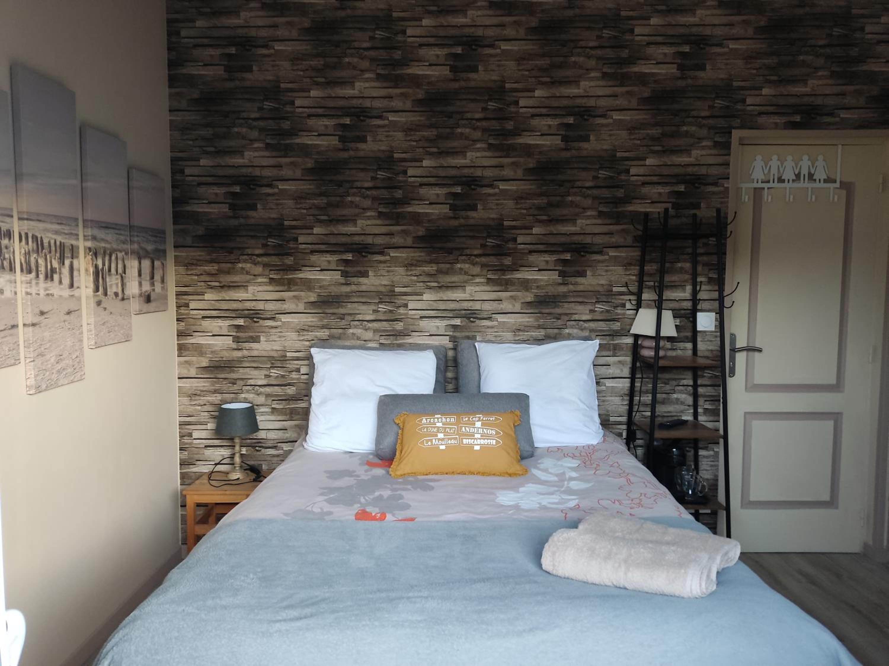 Double Room with Private Bathroom - Photo 45