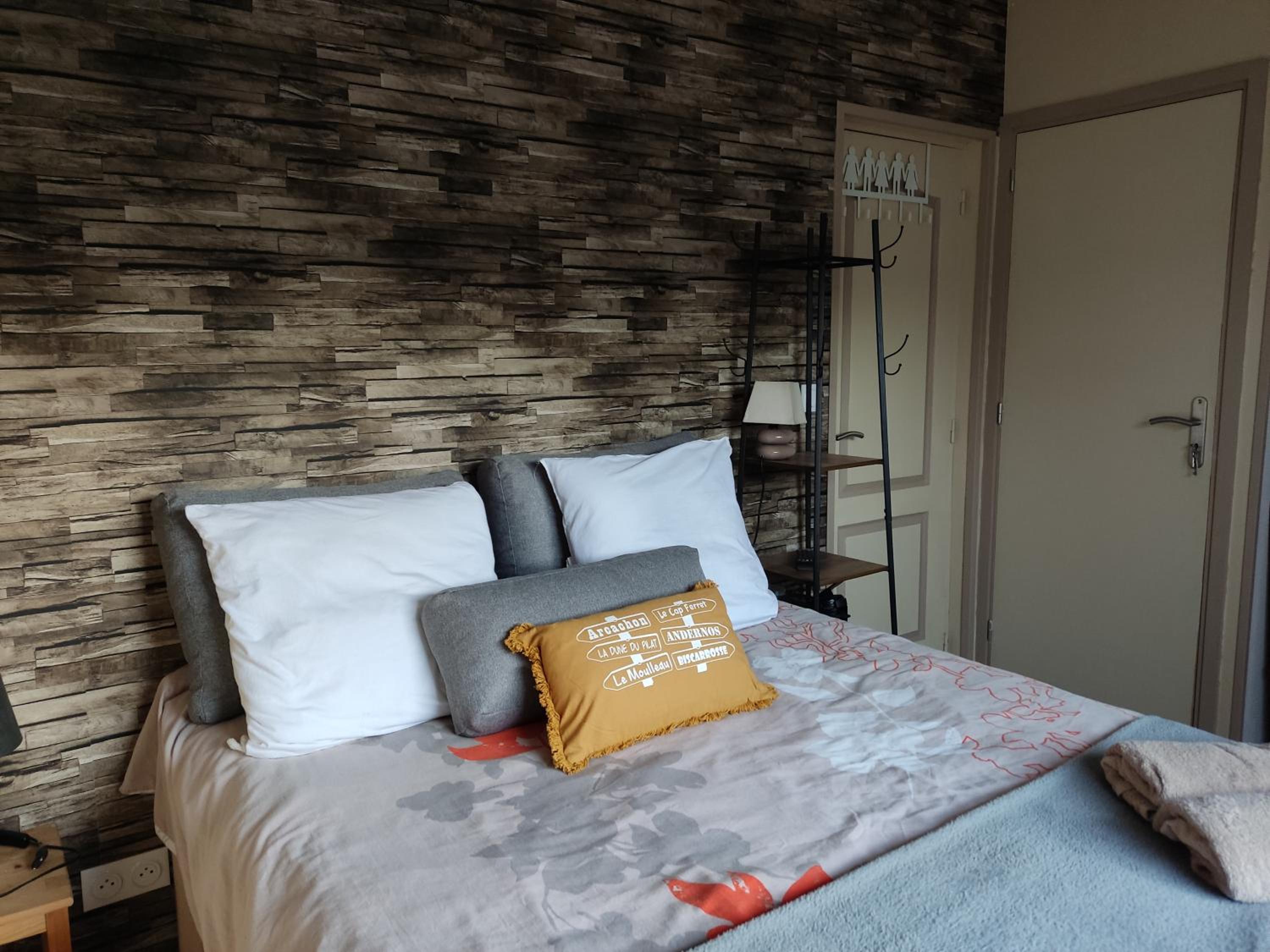 Double Room with Private Bathroom - Photo 28
