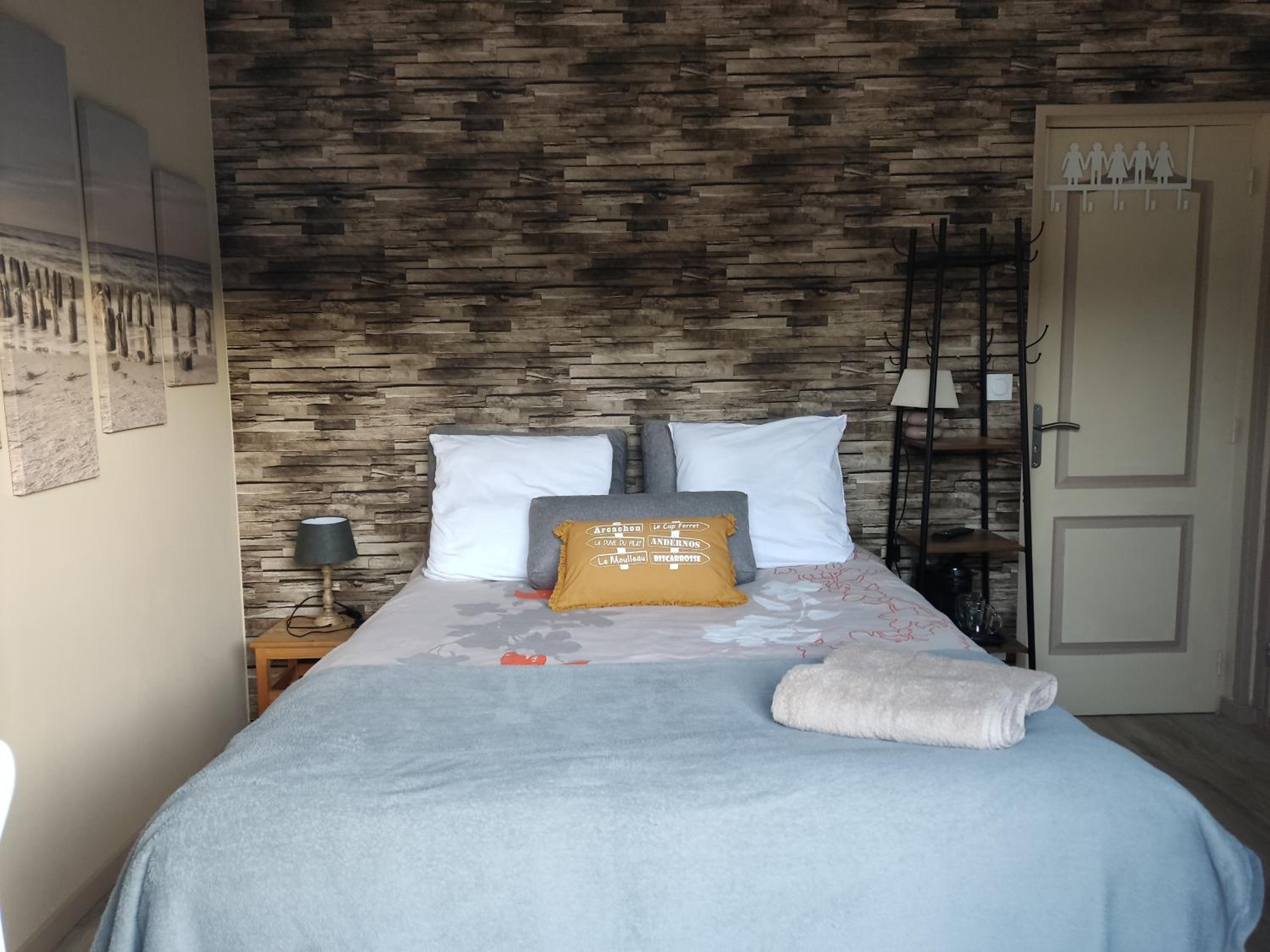 Double Room with Private Bathroom - Photo 26