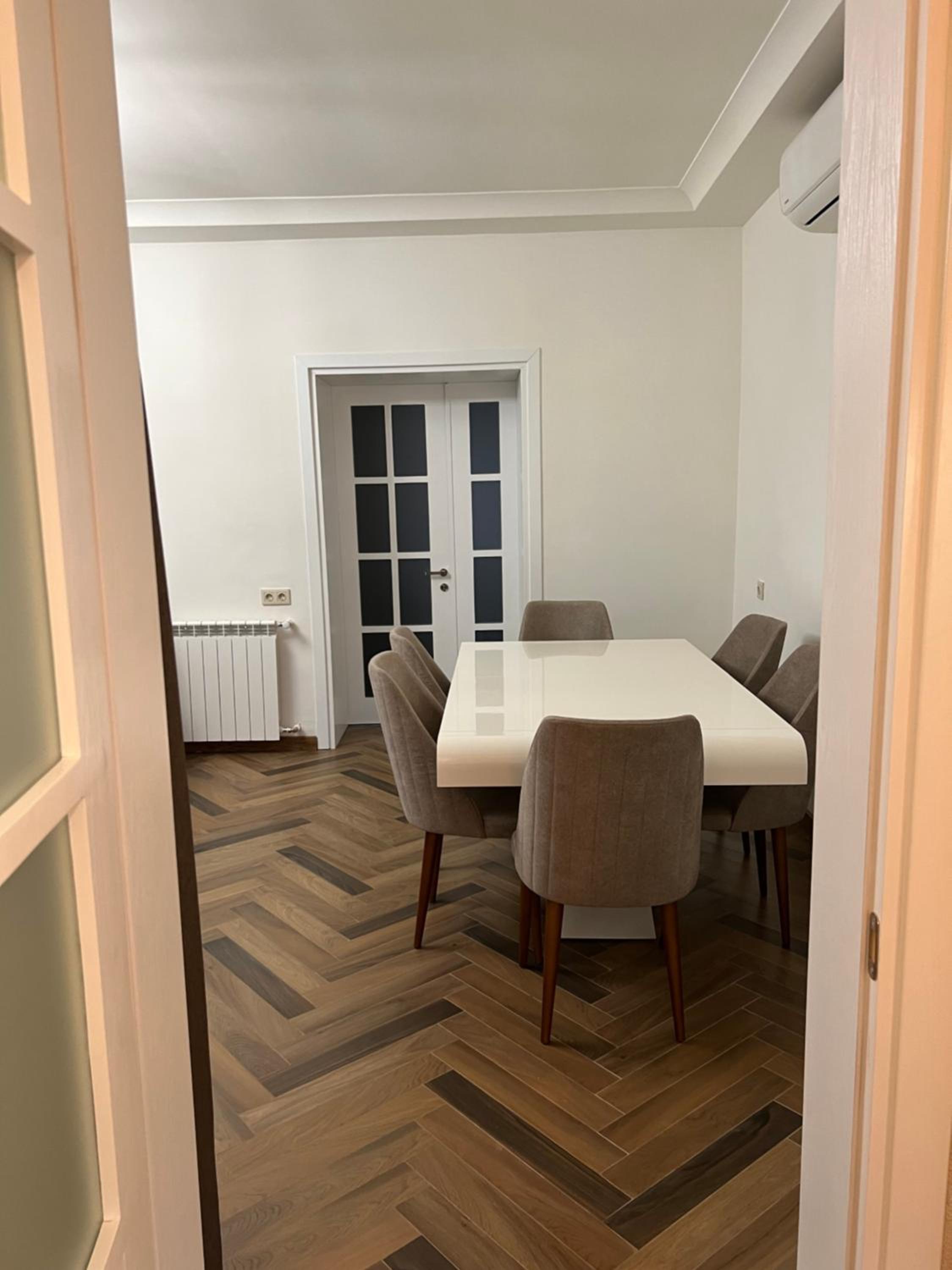 Three-Bedroom Apartment with Balcony photo 3