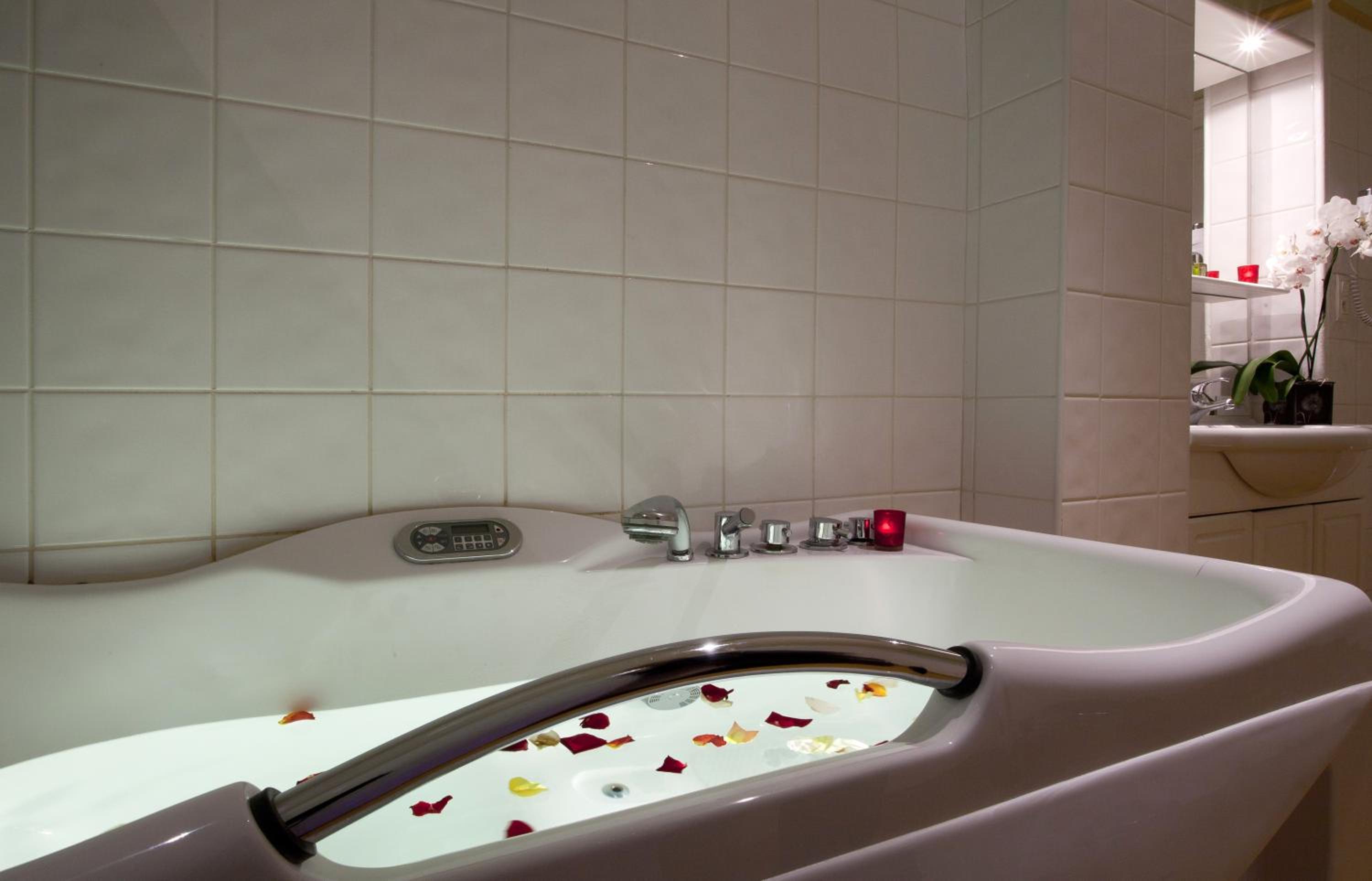 Large Twin Room with bath - Photo 6