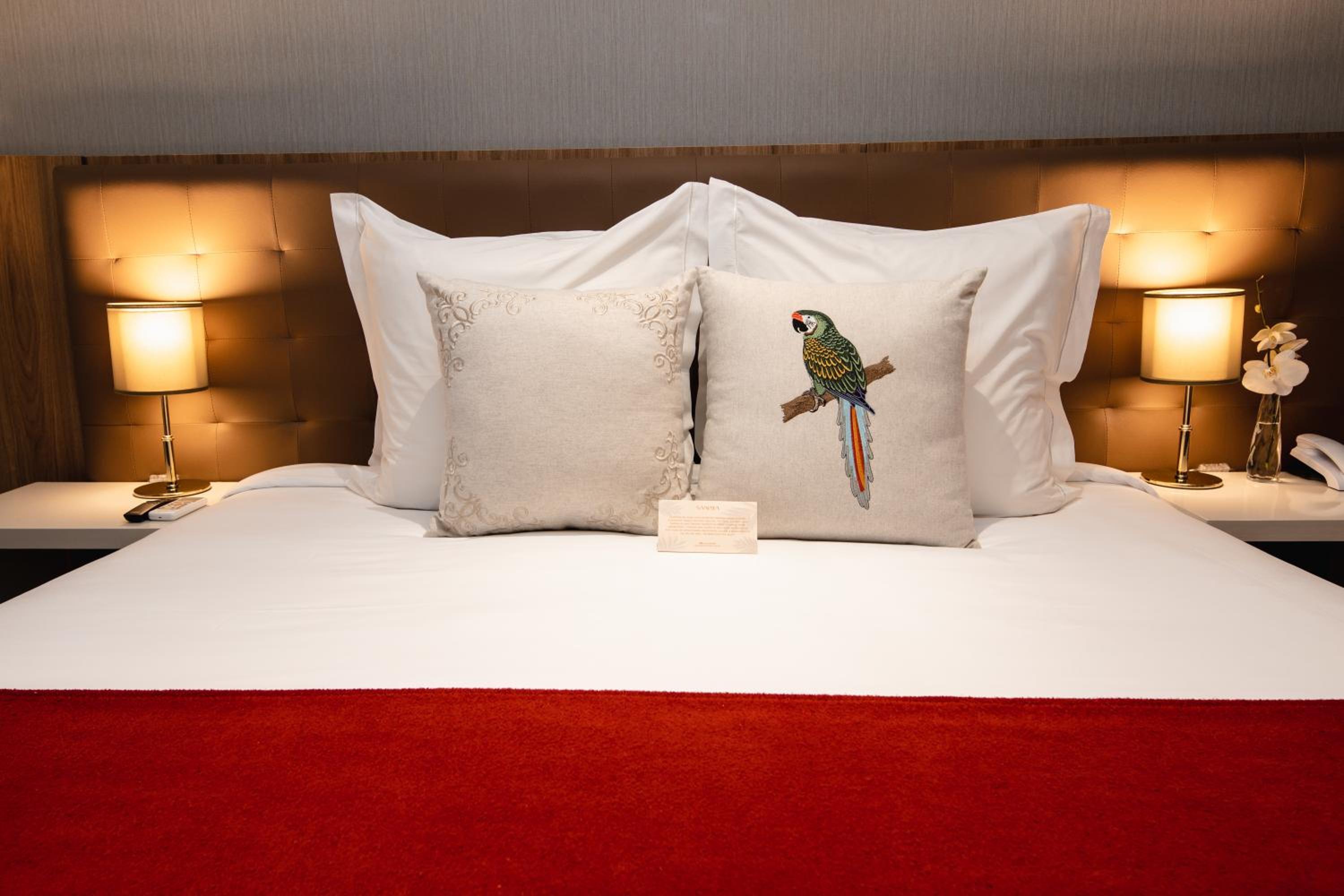 Deluxe Room thumbnail 5