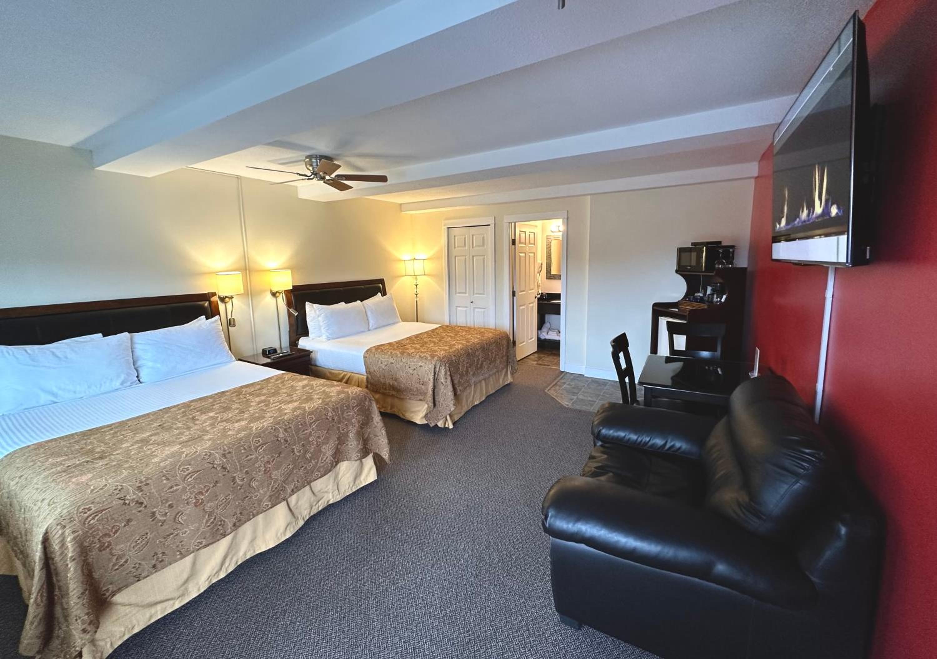 Queen Room with Two Queen Beds photo 1