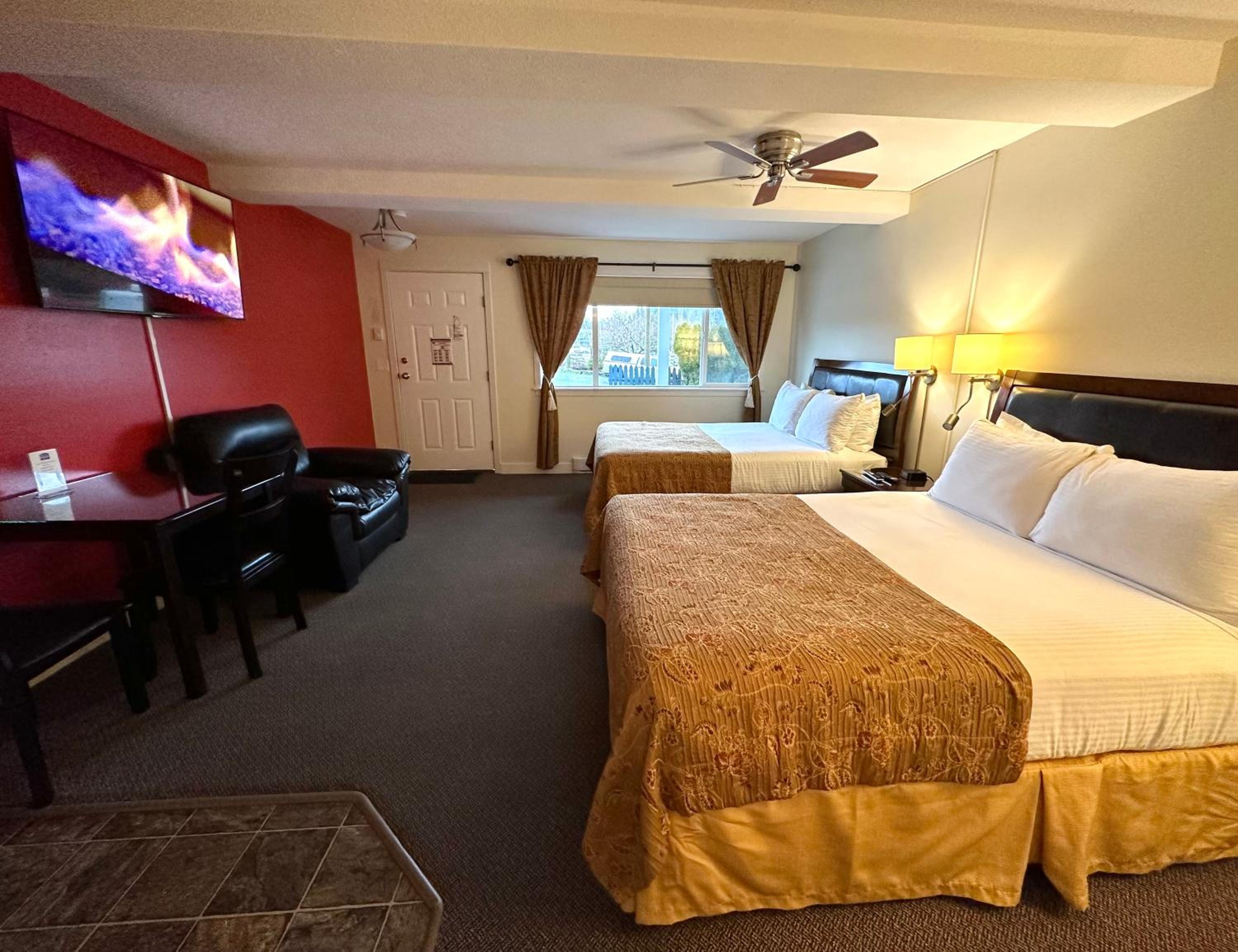 Queen Room with Two Queen Beds photo 2