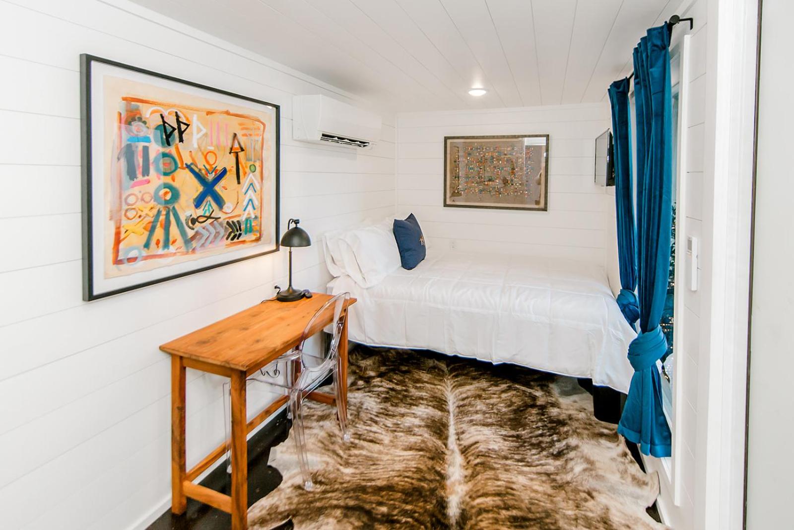Queen Room photo 2