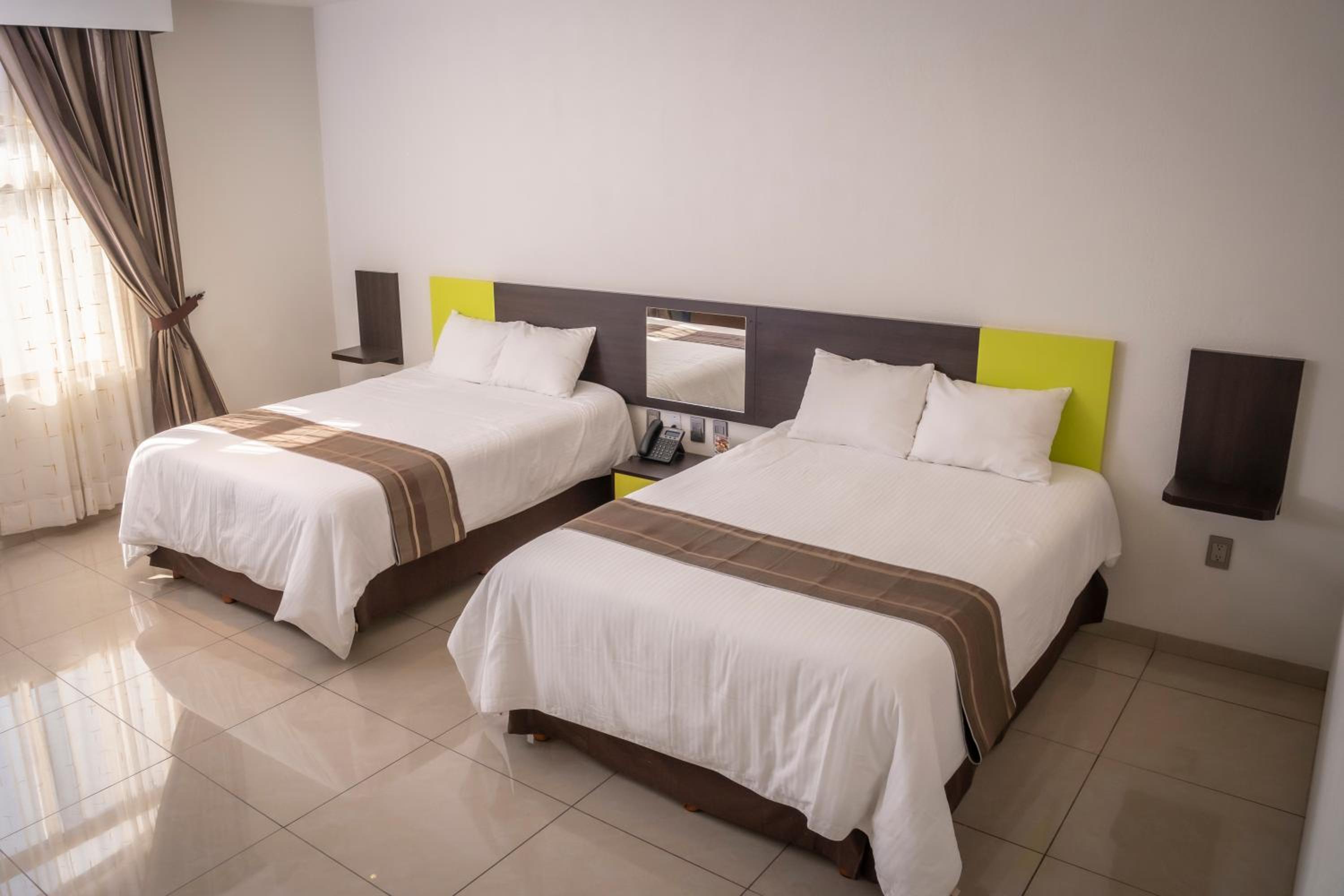 Queen Room with Two Queen Beds photo 1