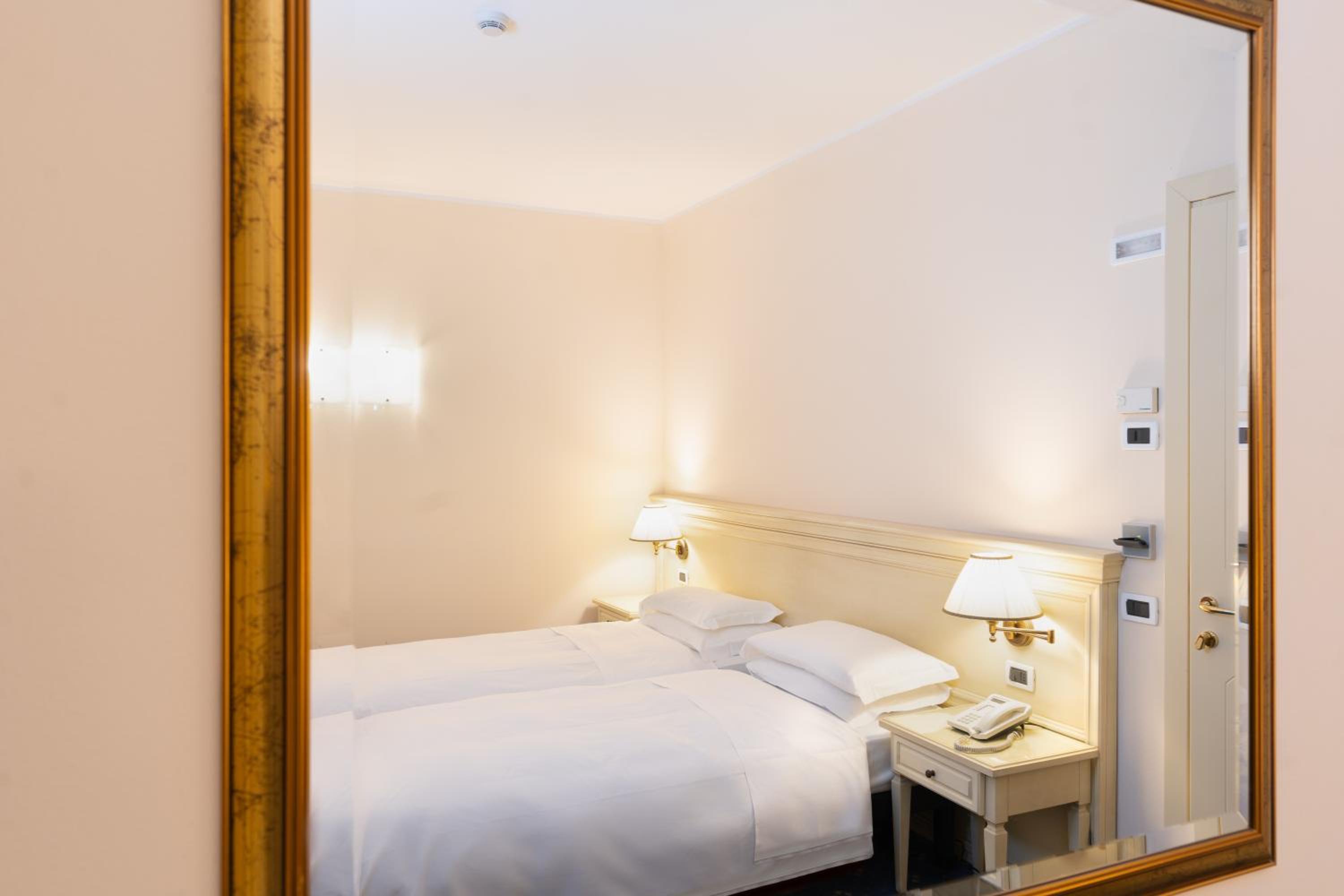 Twin Room - Photo 5