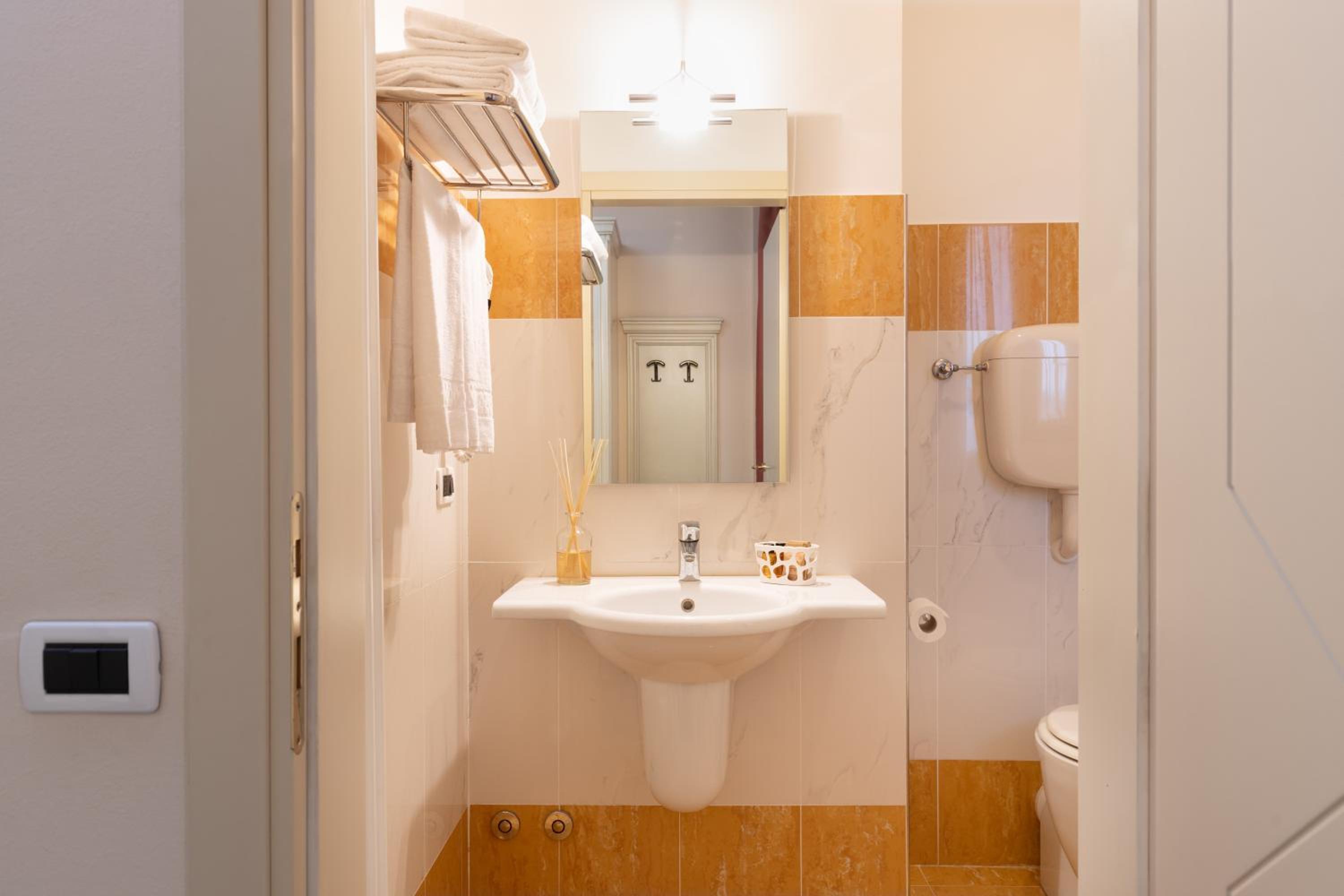 Twin Room - Photo 3