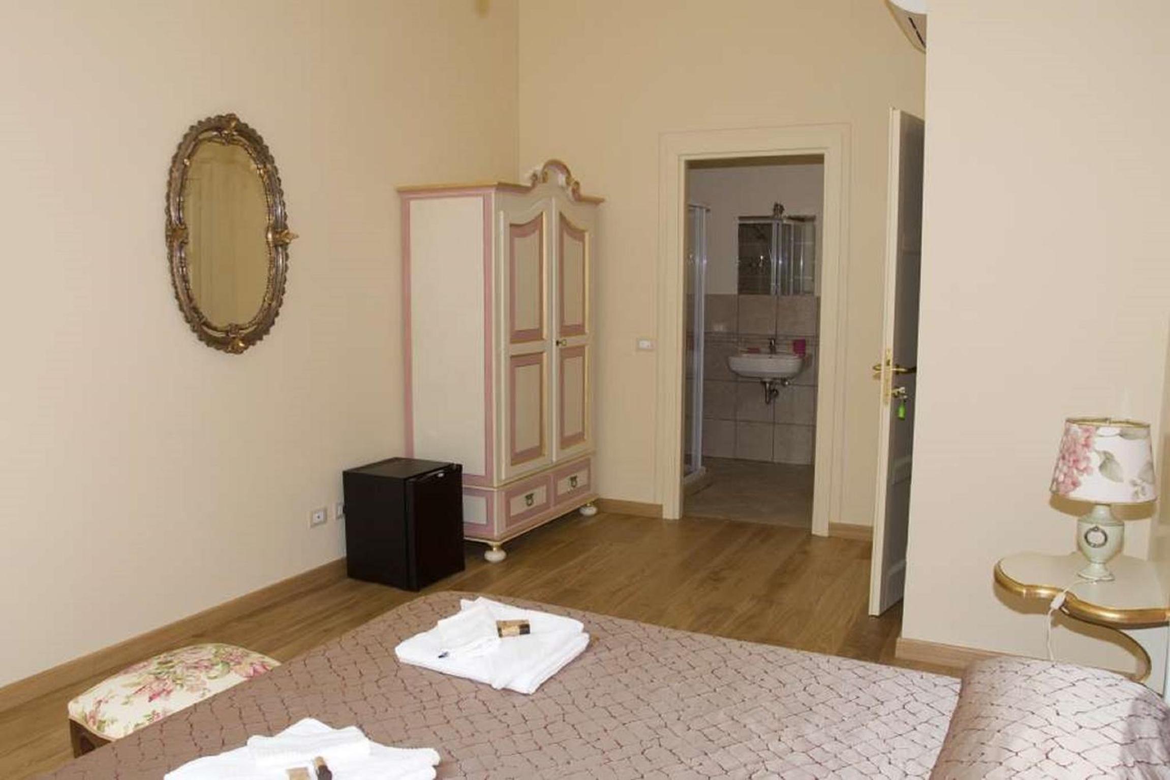 Large Double Room - Annex