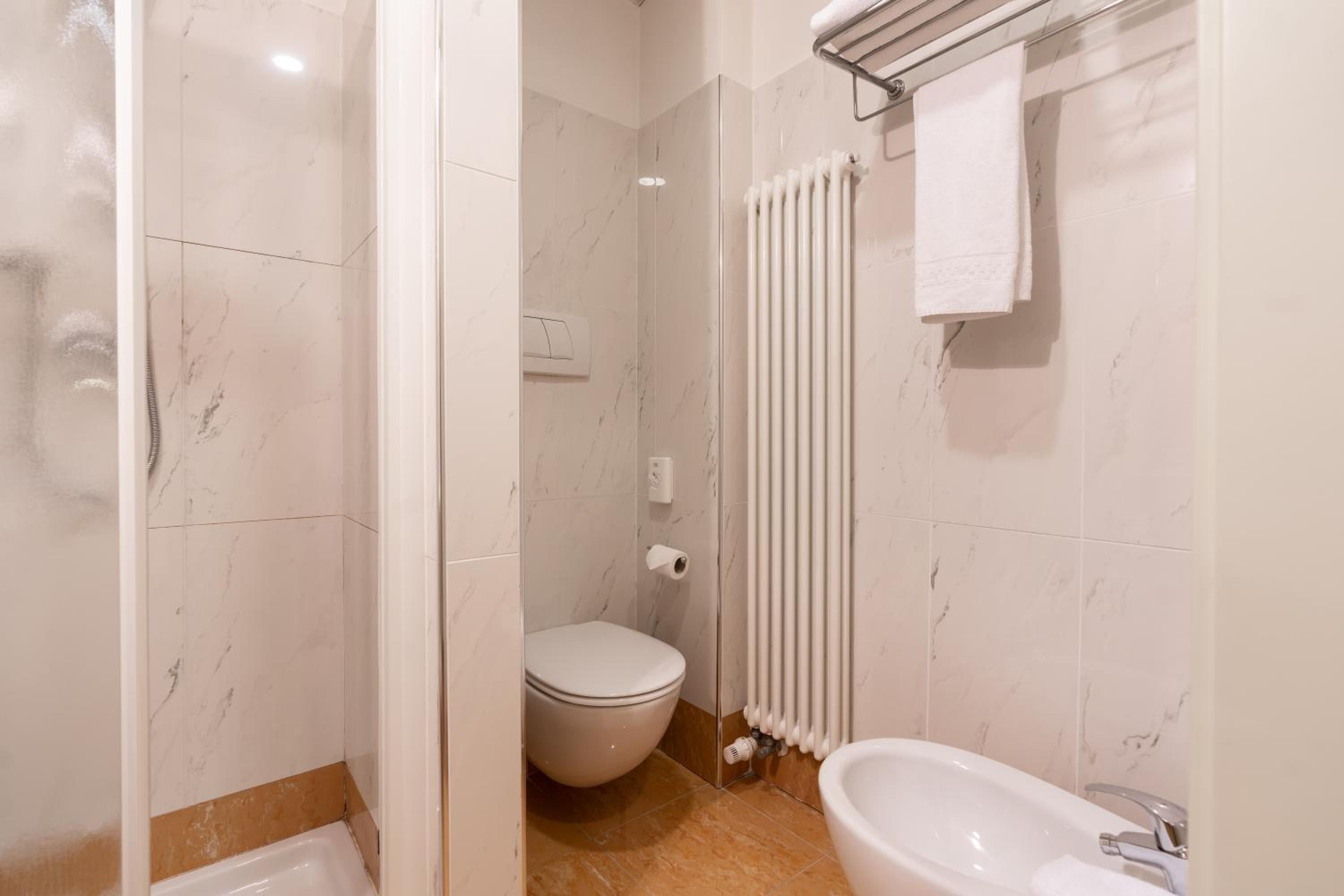 Twin Room - Photo 2