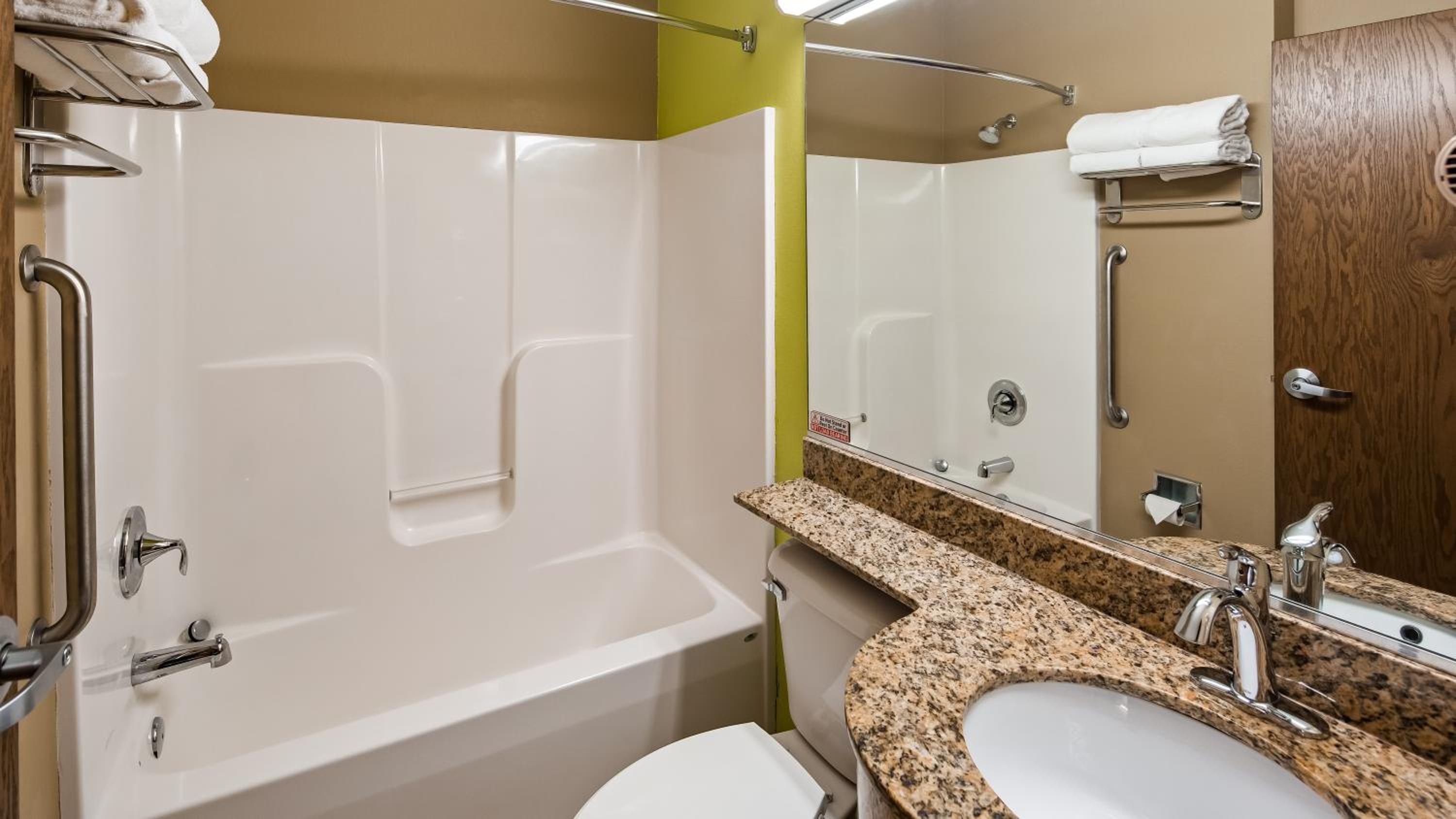 Queen Room with Two Queen Beds and Bath Tub - Disability Access/Non-Smoking