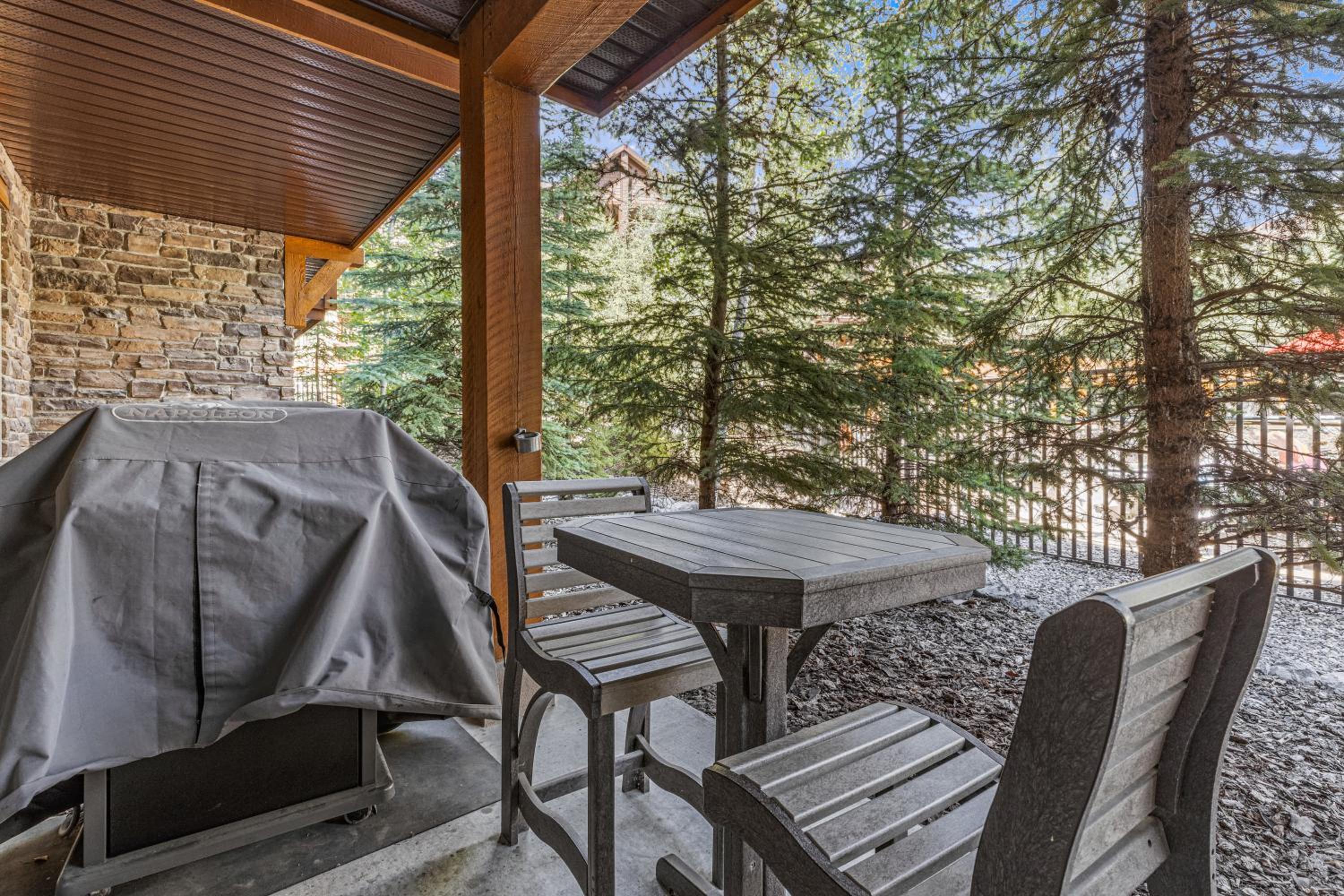 One-Bedroom Apartment with Pool View photo 2