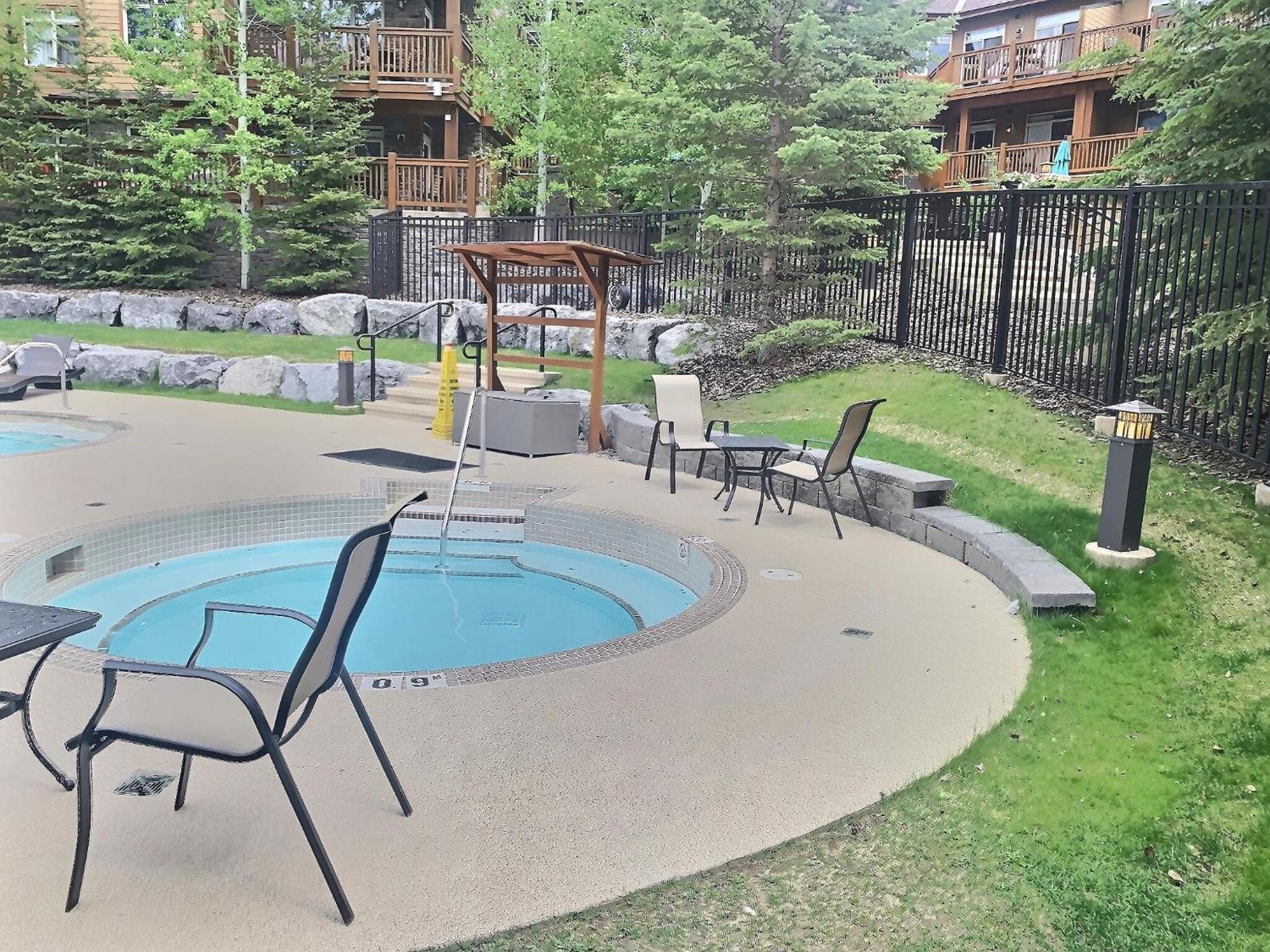 One-Bedroom Apartment with Pool View photo 3