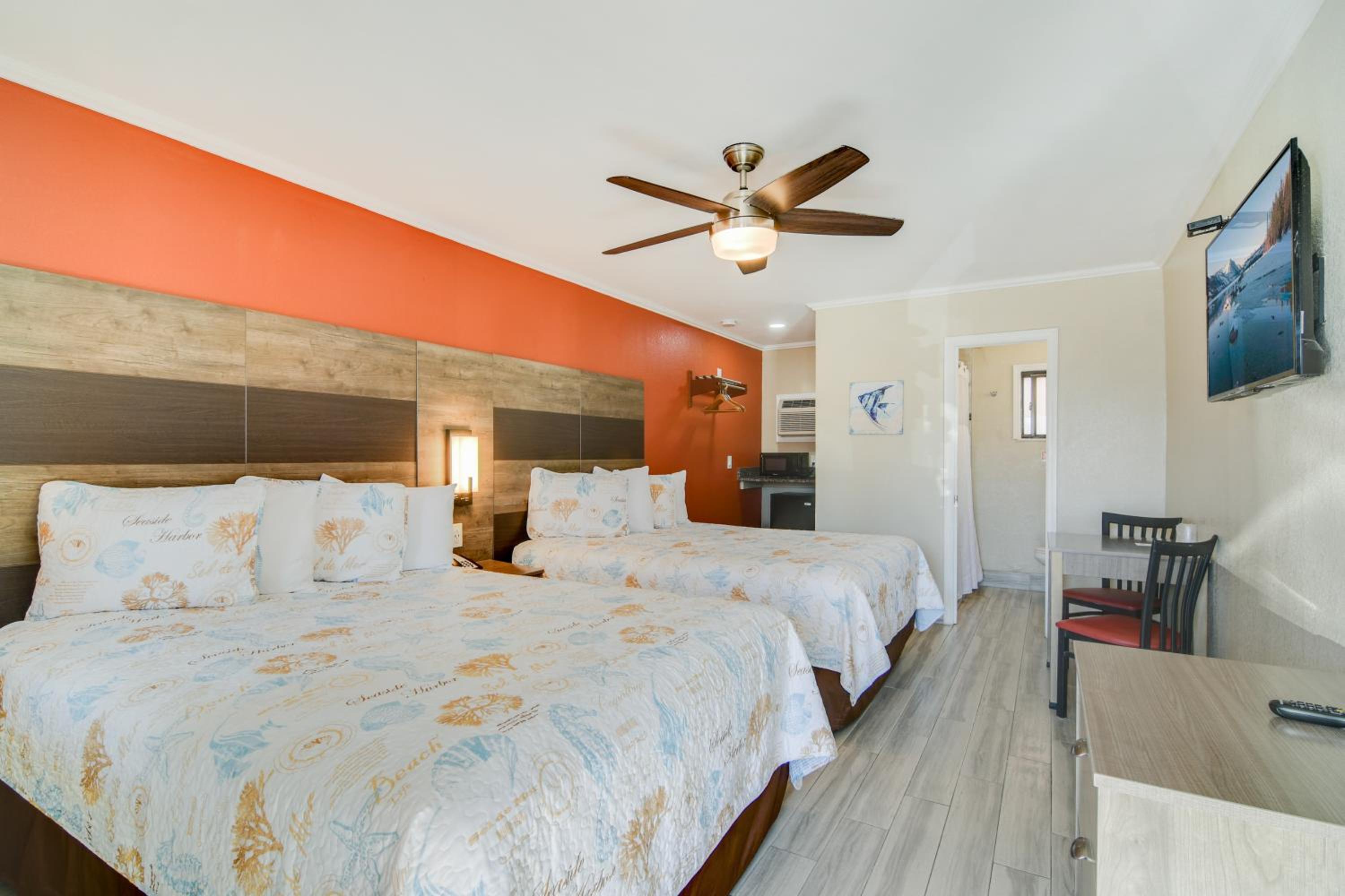 Queen Room with Two Queen Beds - Non-Smoking photo 1