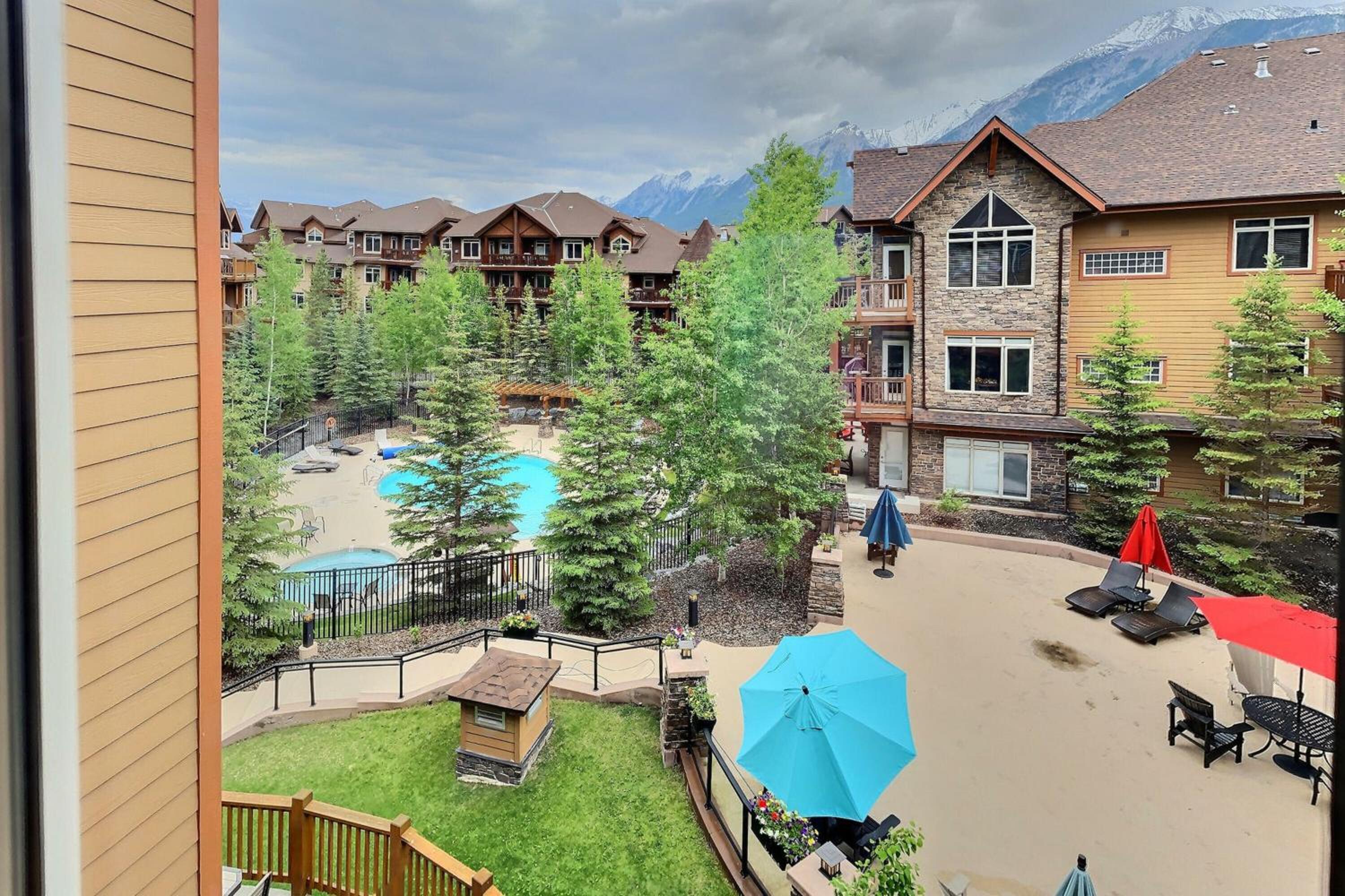 Two-Bedroom Apartment with Mountain View photo 2