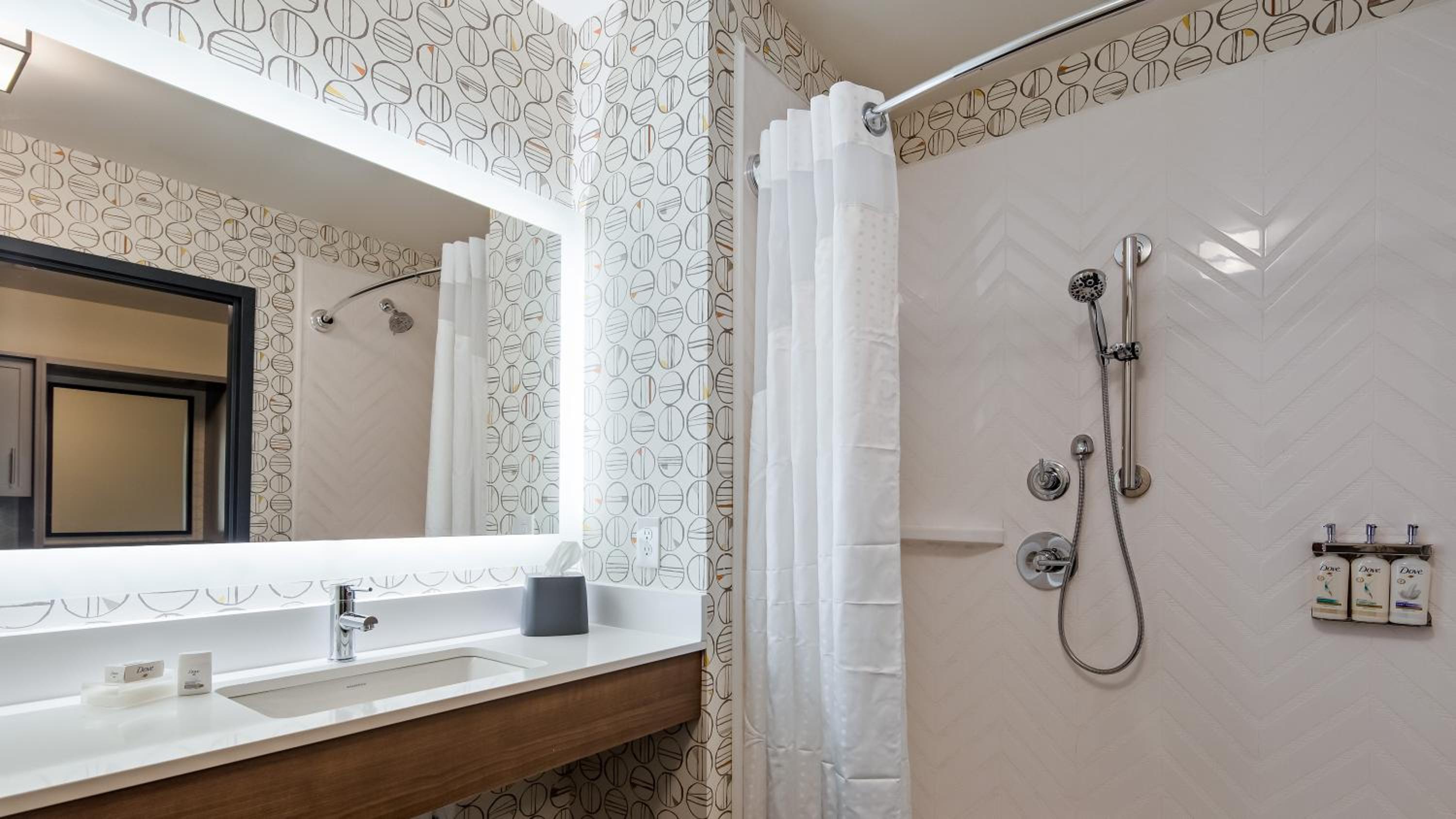 King Room with Roll in Shower - Mobility Accessible/Non-Smoking - Photo 1