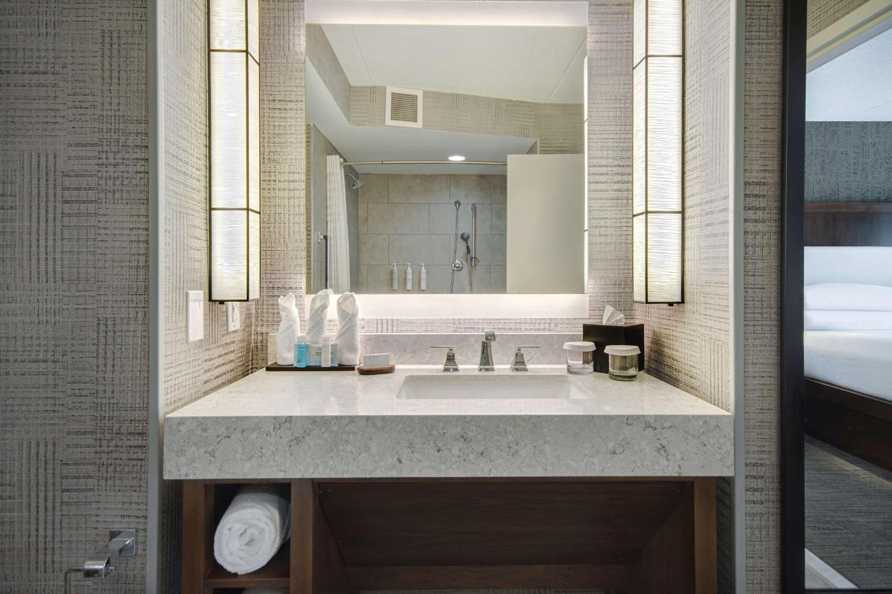 One-Bedroom King Suite with Roll-In Shower - Mobility Access/Non-Smoking
