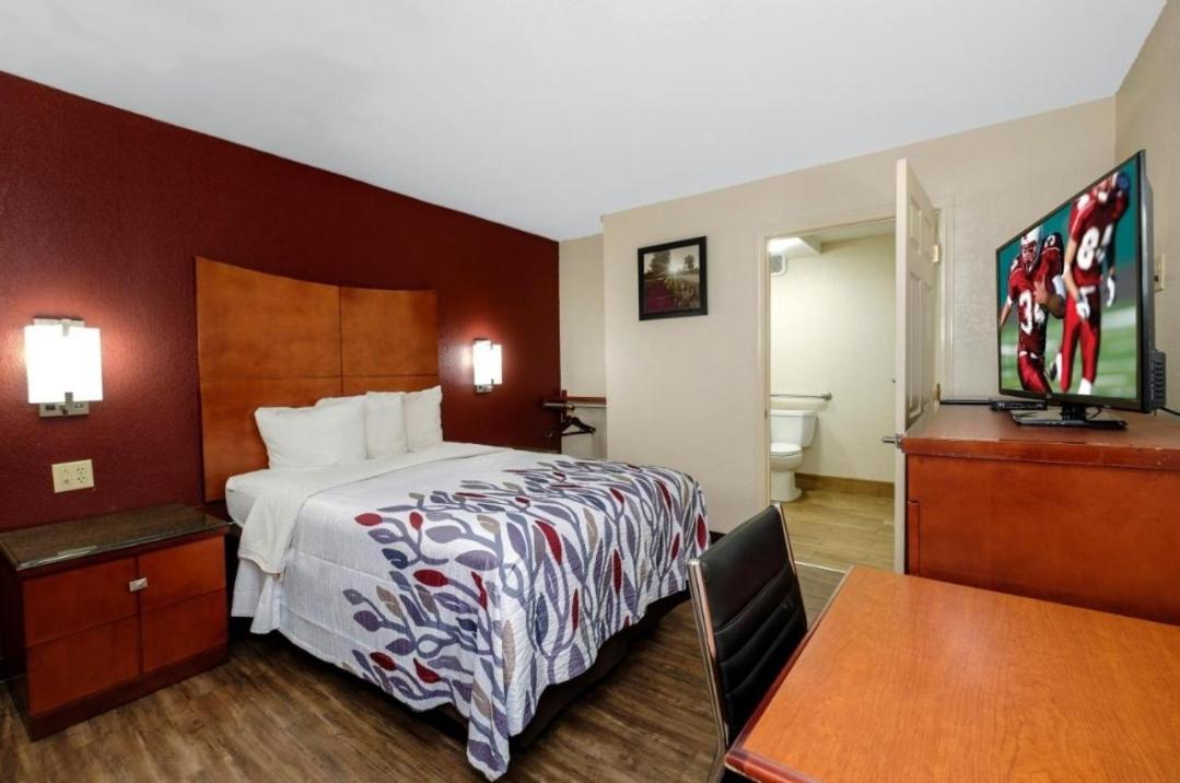 ADA Deluxe Full Bed with Roll-In Shower Smoking - Photo 1