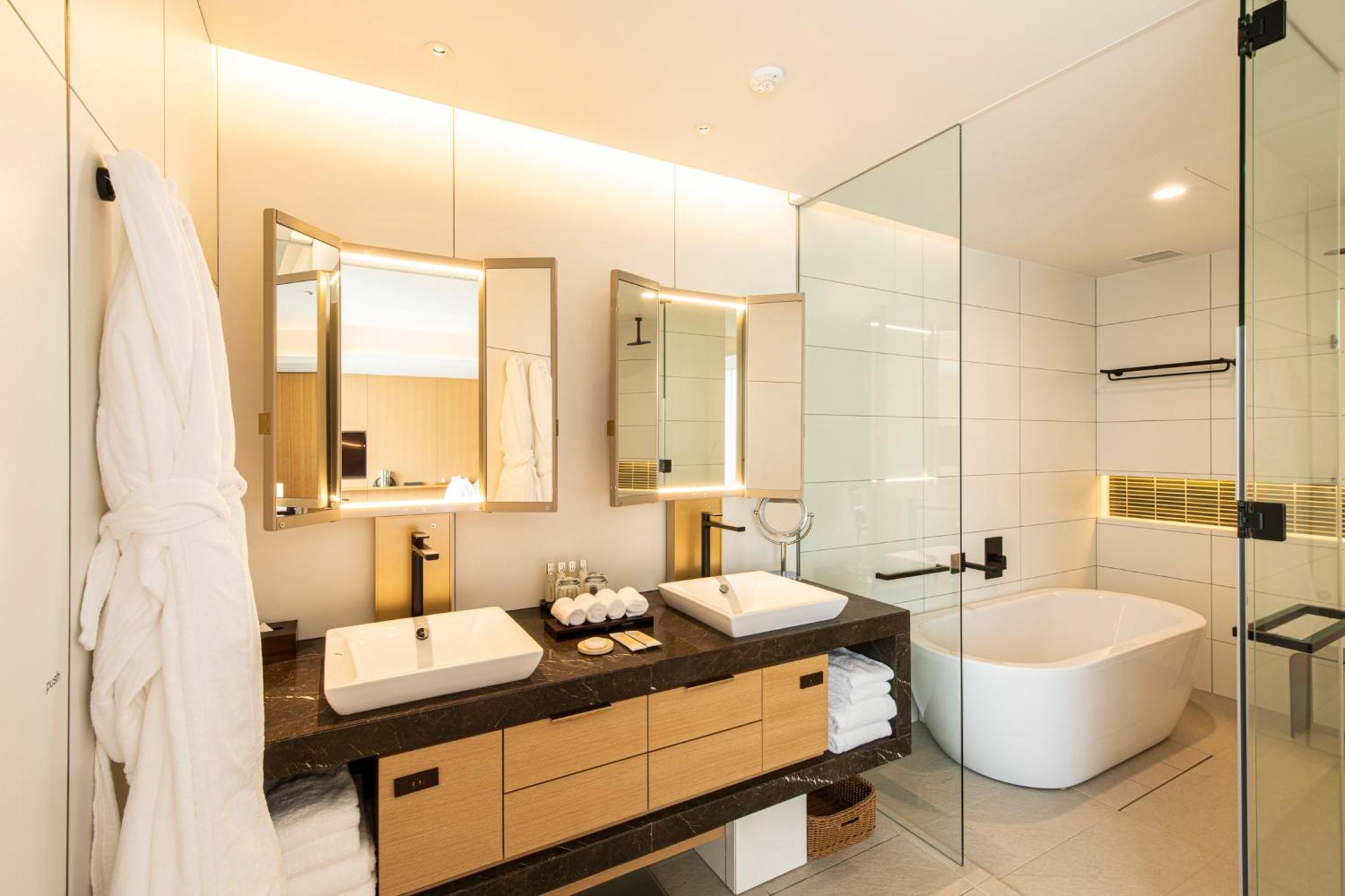 Modern Junior Suite with Free Lounge Access - Photo 8