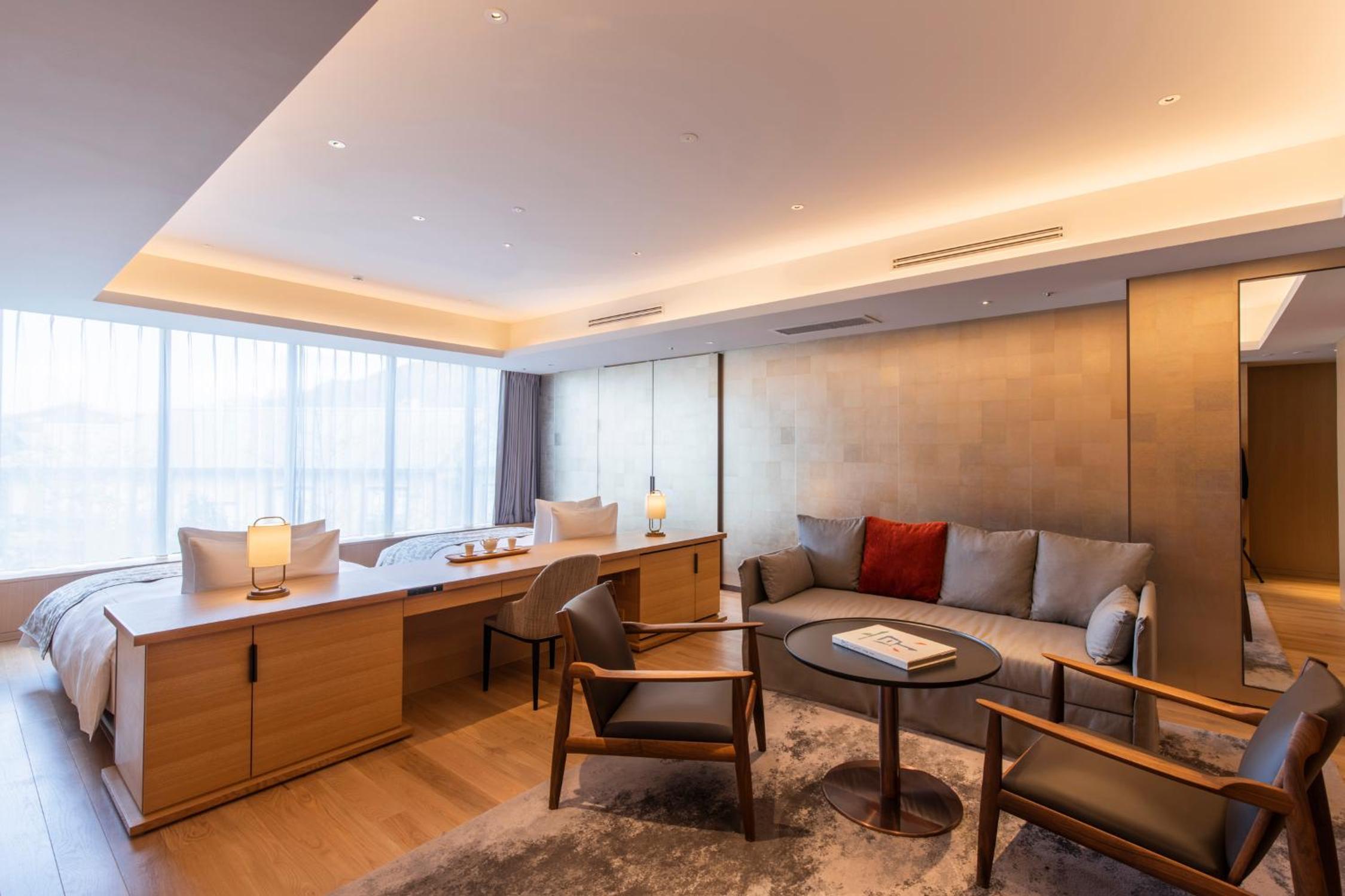 Modern Junior Suite with Free Lounge Access - Photo 9