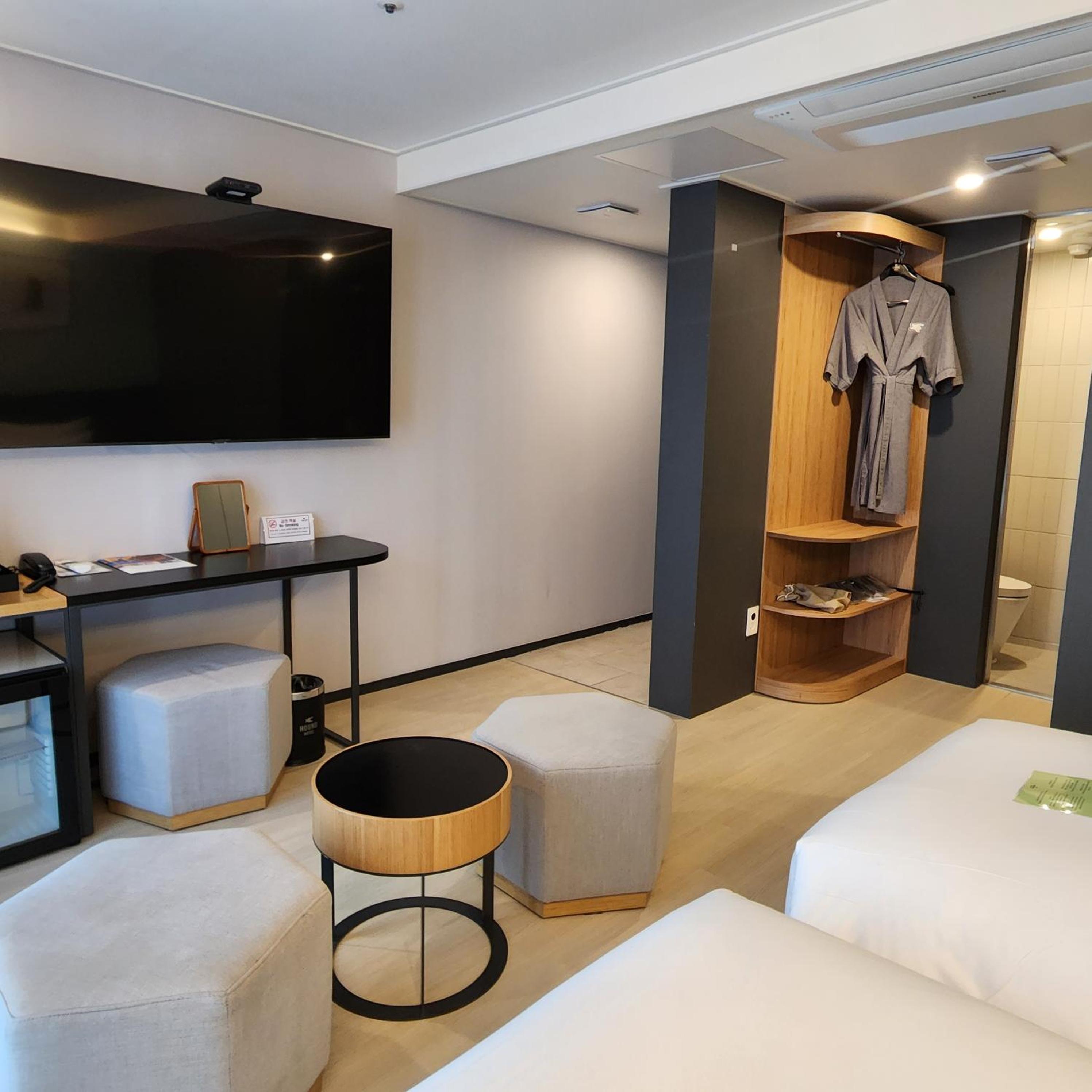 Deluxe Twin Room with Free access to Rooftop pool - Photo 13