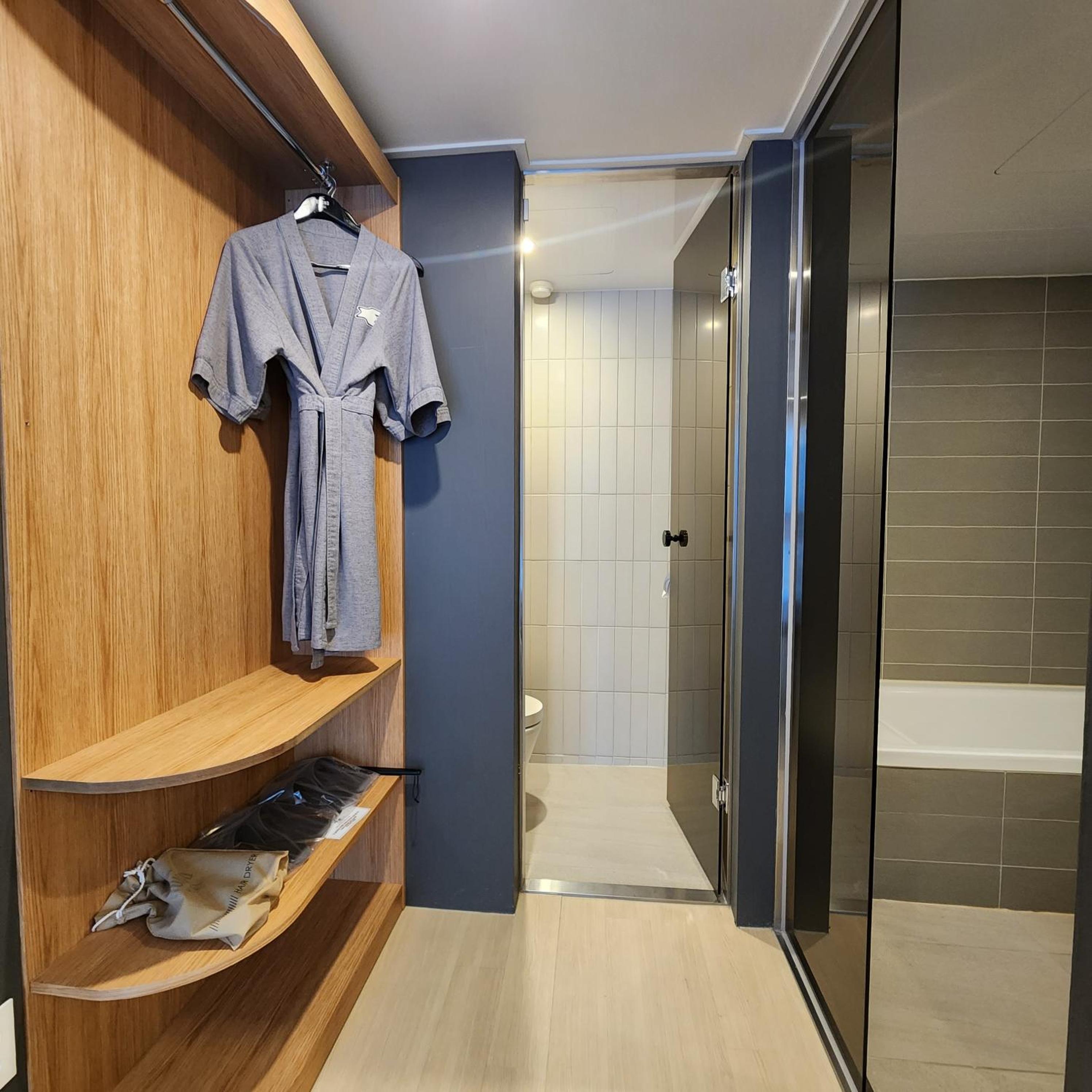 Deluxe Twin Room with Free access to Rooftop pool - Photo 14