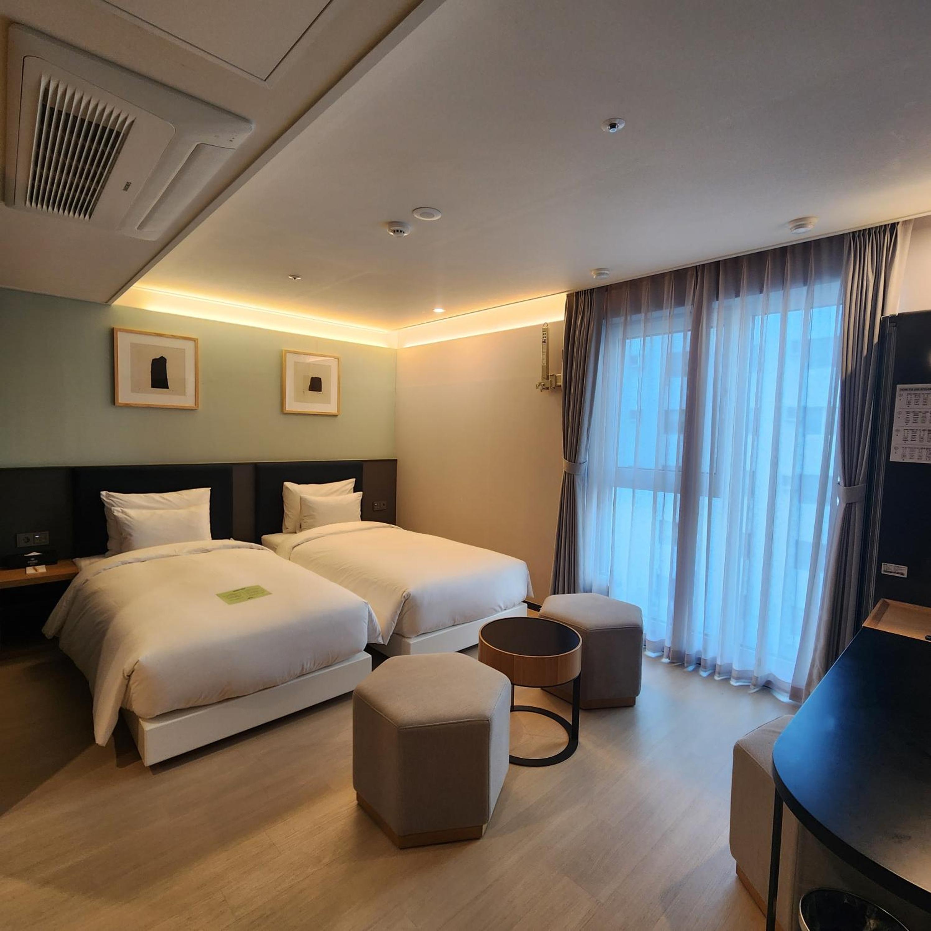 Deluxe Twin Room with Free access to Rooftop pool - Photo 1