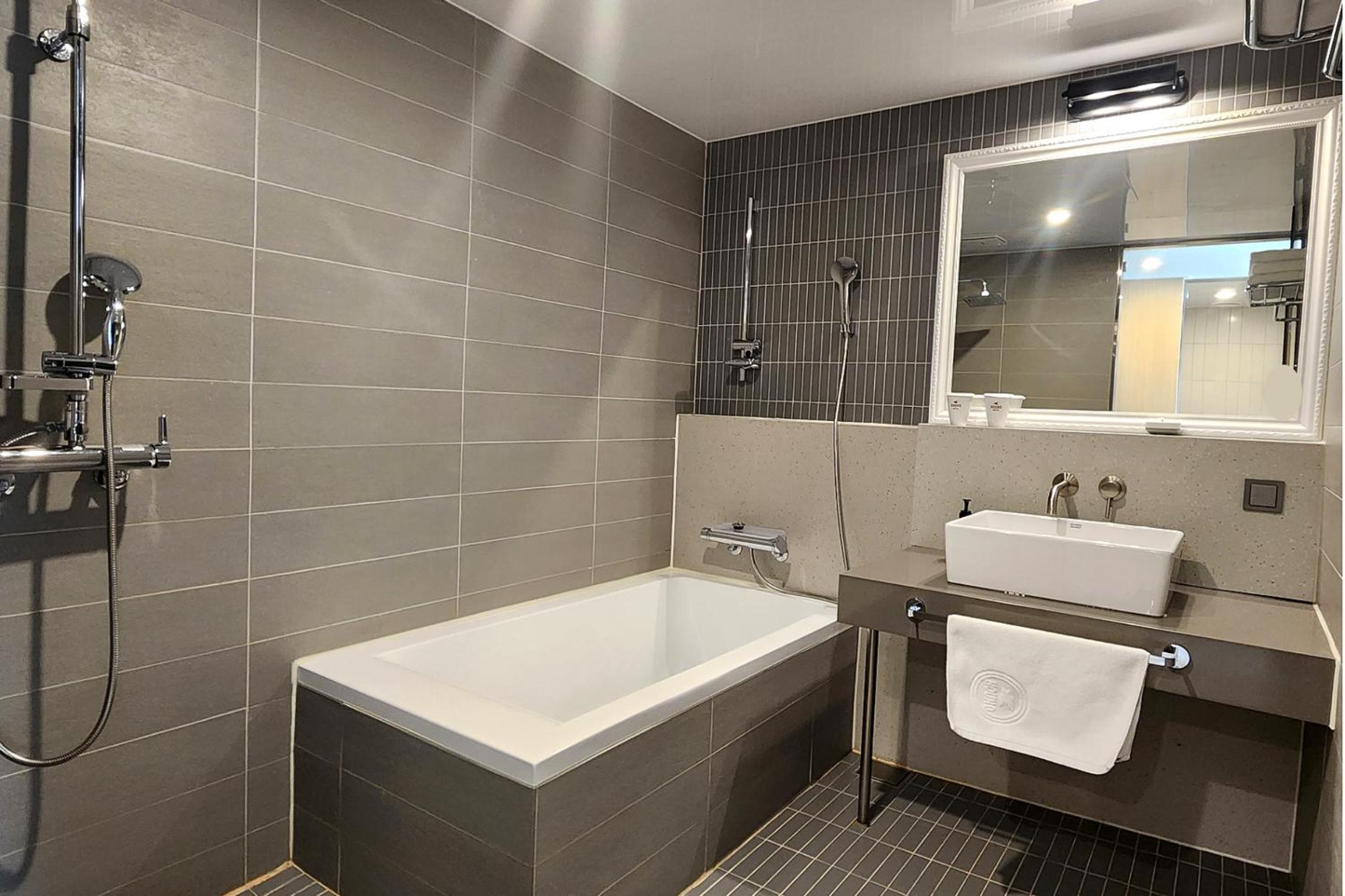 Deluxe Twin Room with Free access to Rooftop pool - Photo 15