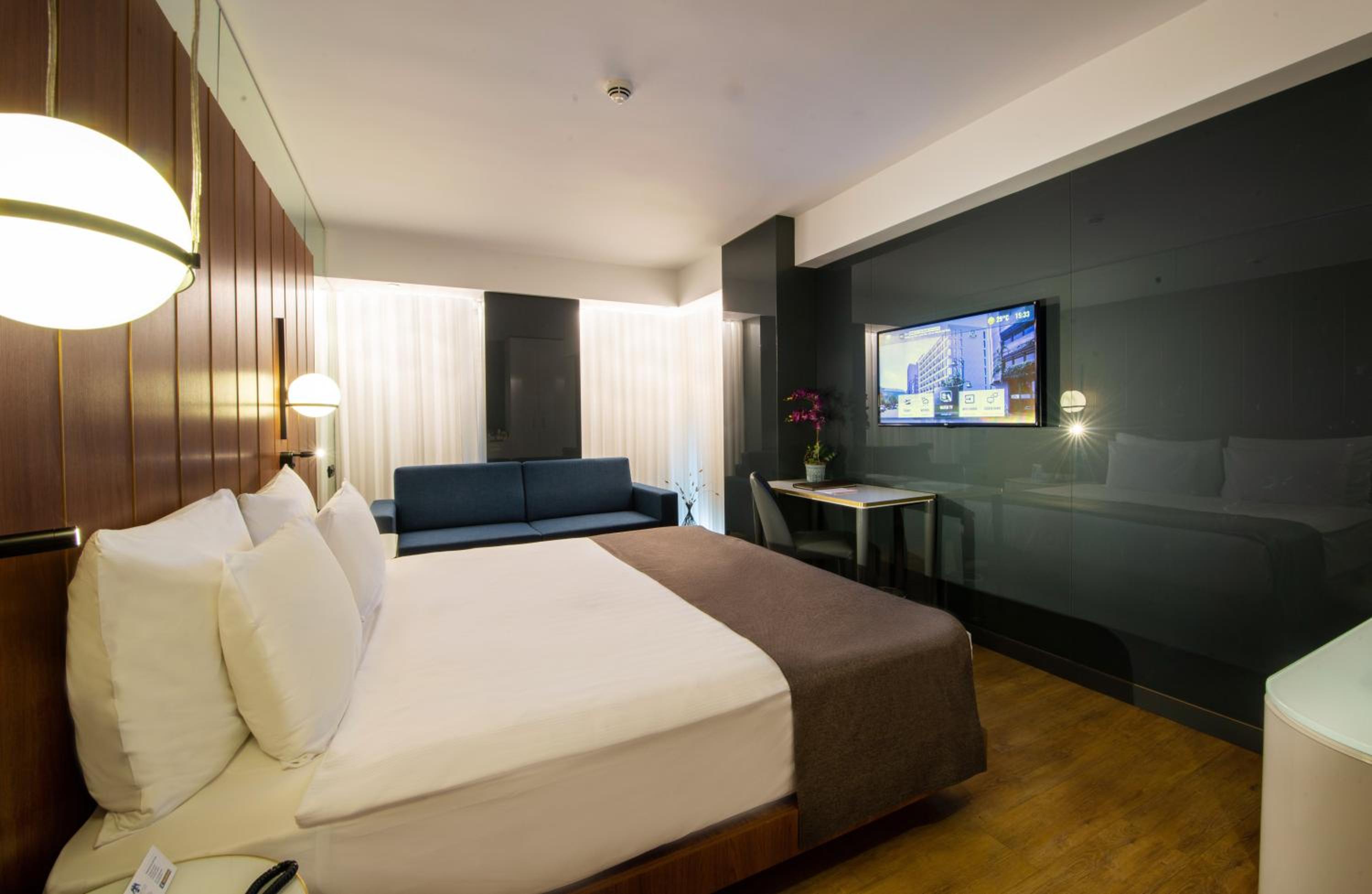 Deluxe King Room photo 2