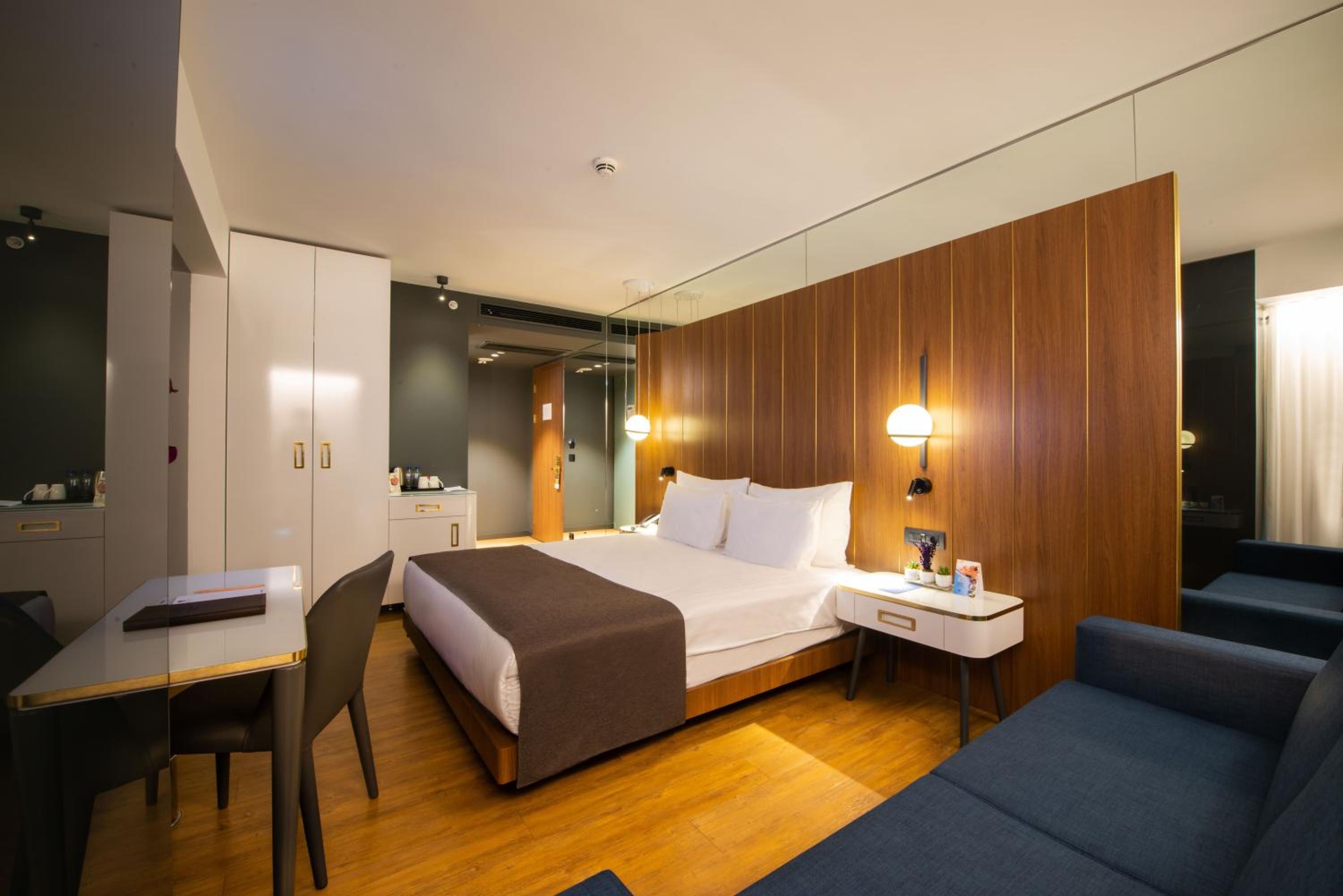 Deluxe King Room photo 1