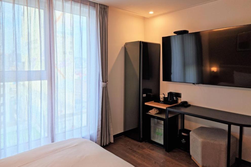 Superior King Room with Free access to Rooftop pool - Photo 11