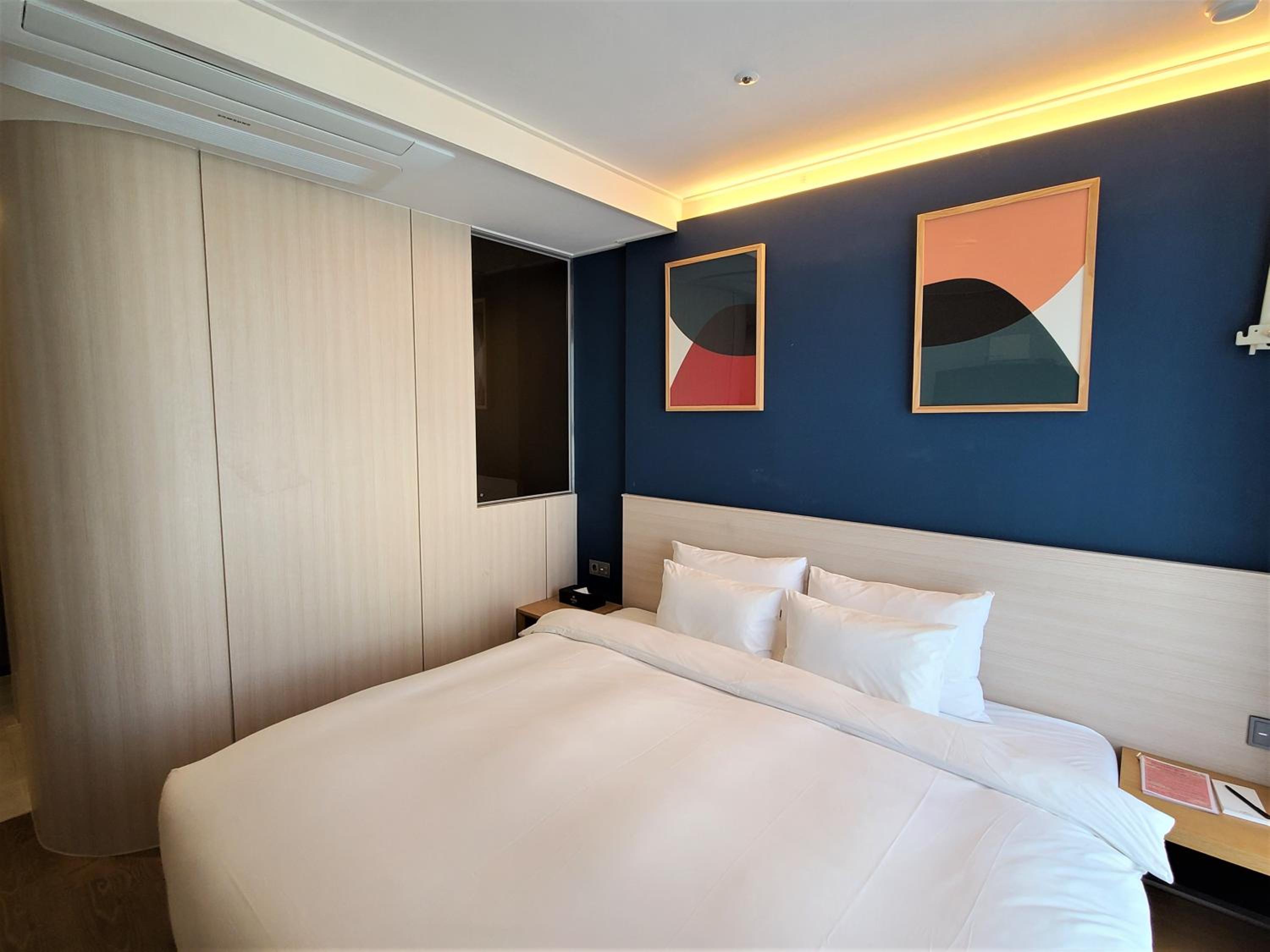 Superior King Room with Free access to Rooftop pool - Photo 13