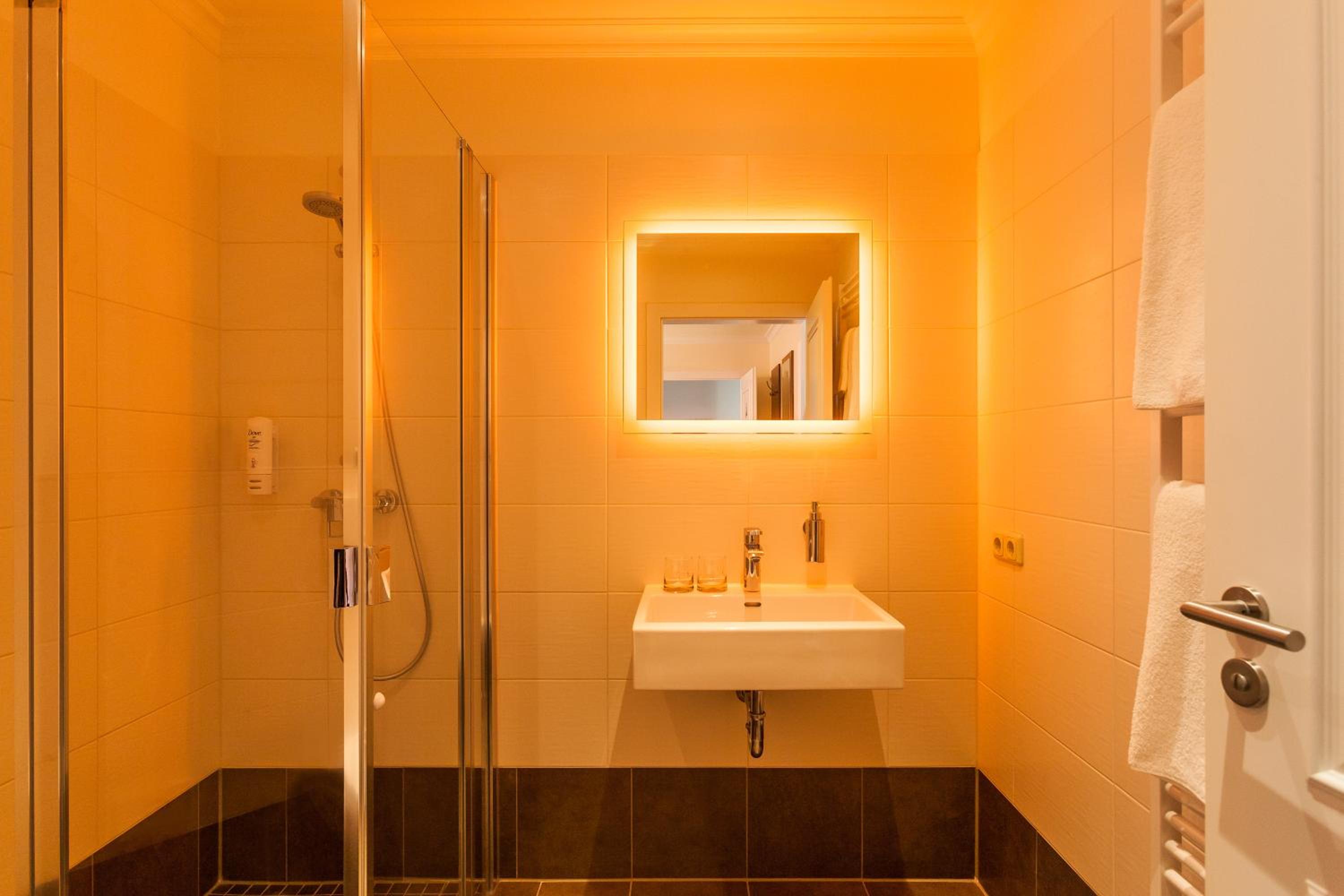 Double Room with Private Bathroom - Photo 2