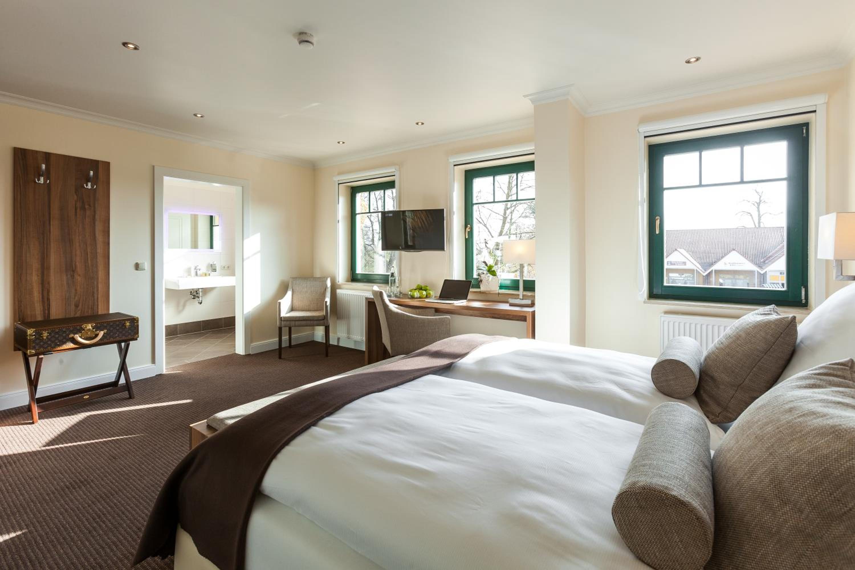 Double Room with Private Bathroom - Photo 13