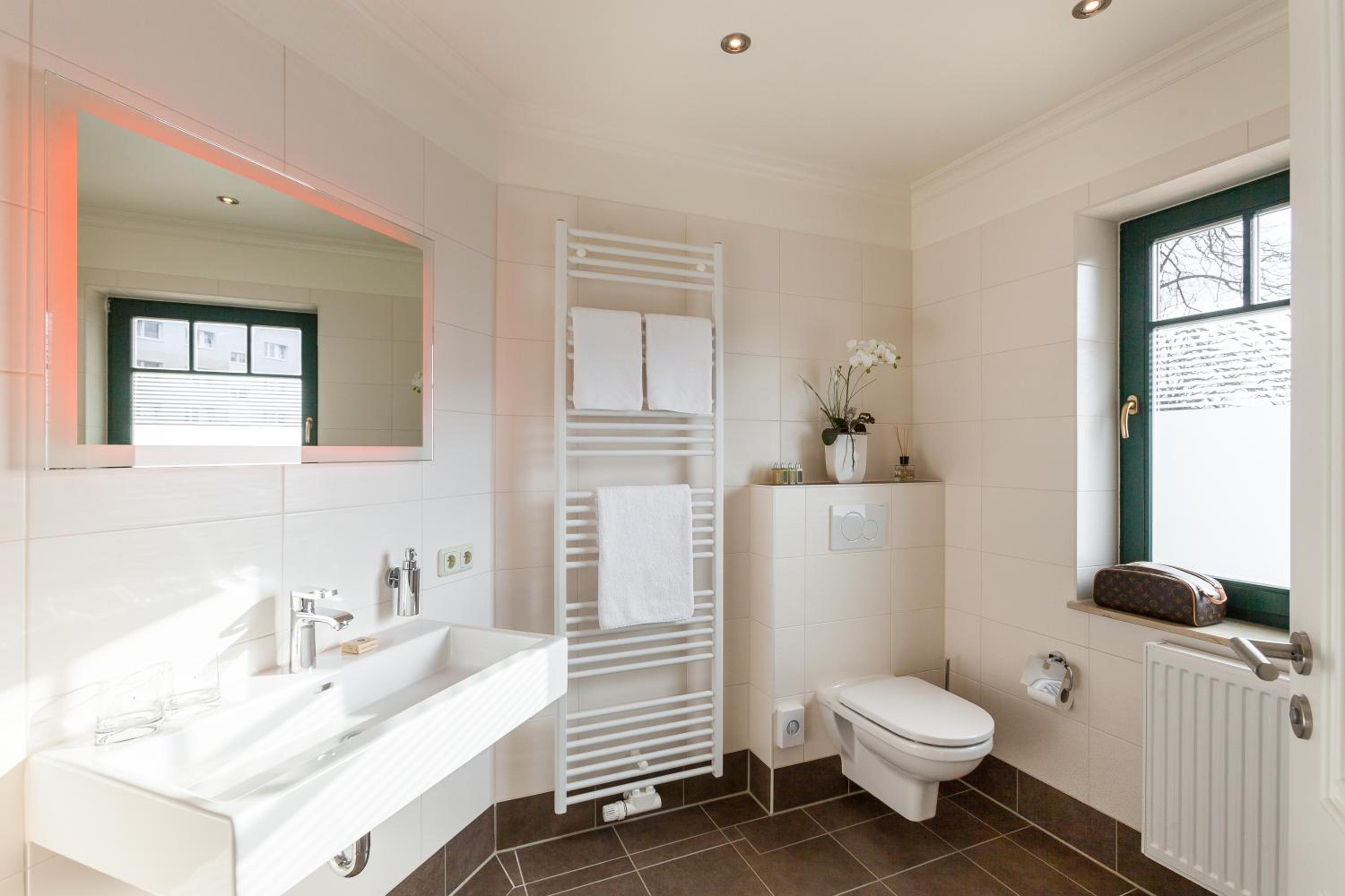 Double Room with Private Bathroom - Photo 12