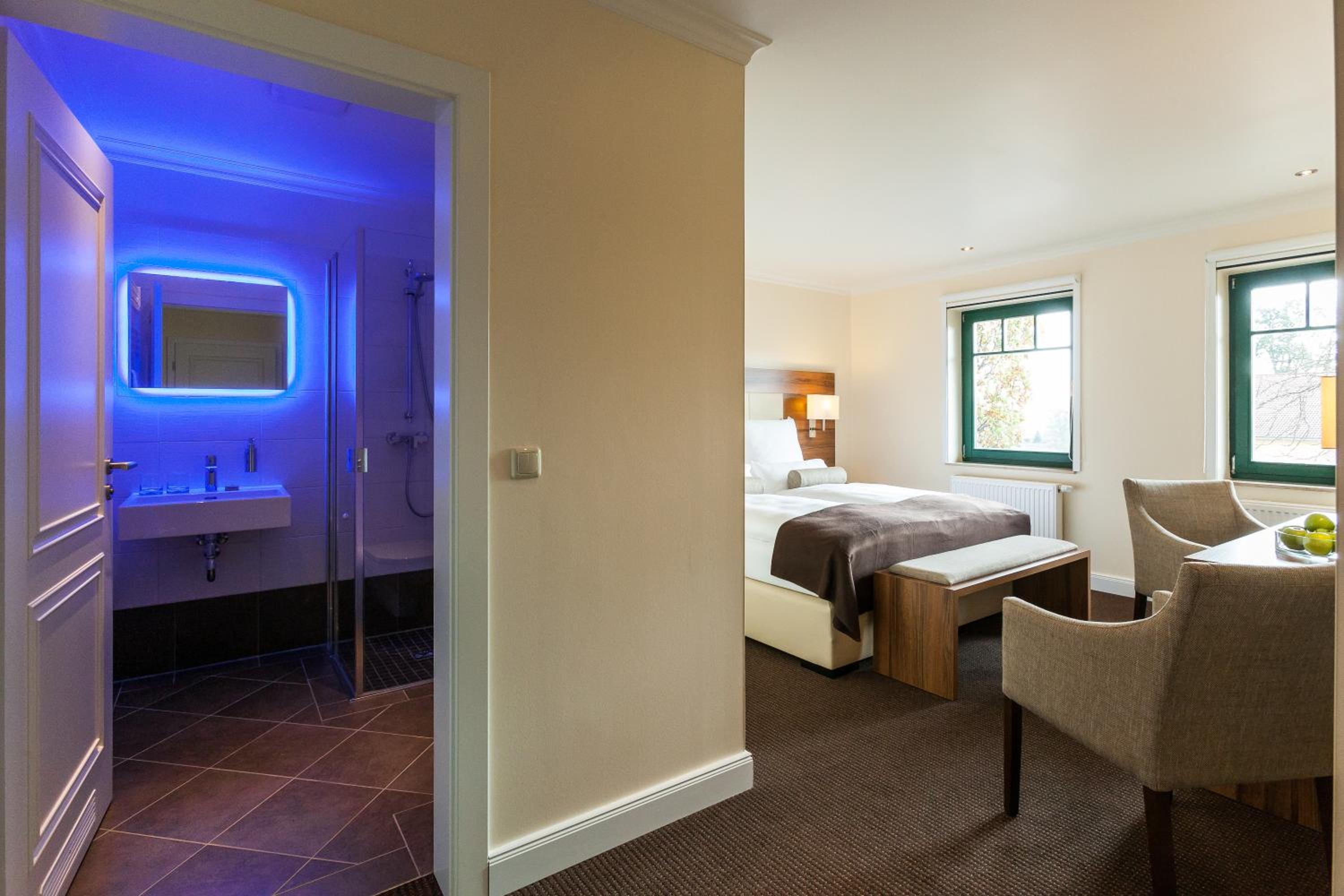Double Room with Private Bathroom - Photo 9