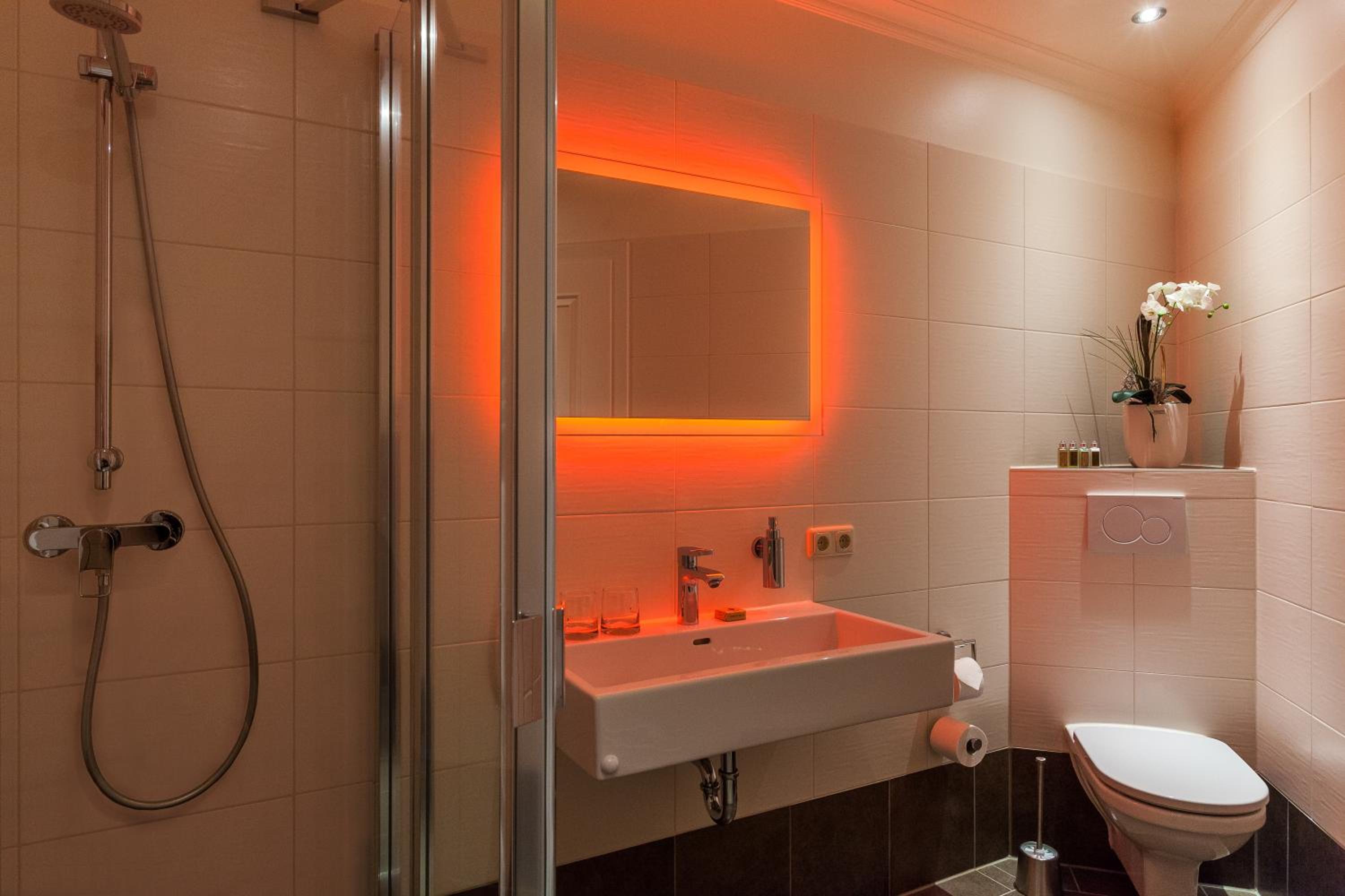 Double Room with Private Bathroom - Photo 7