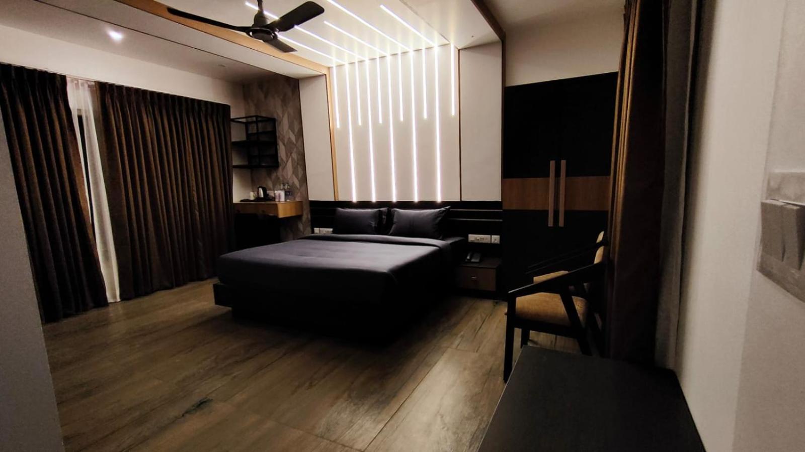 Executive Suite - Photo 11