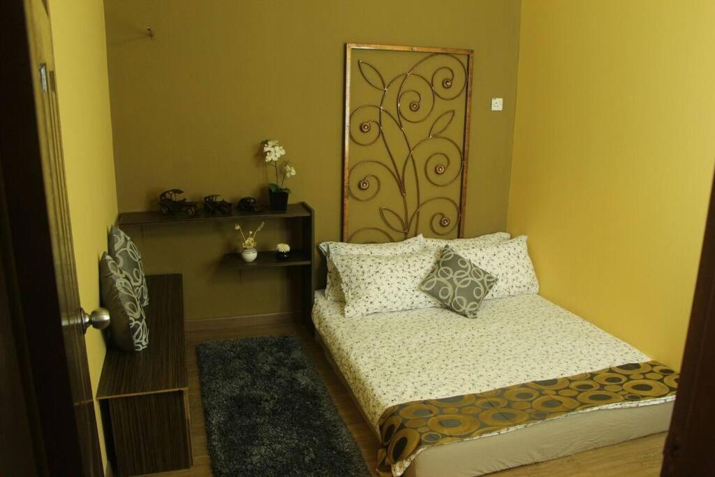 Six-Bedroom House photo 3
