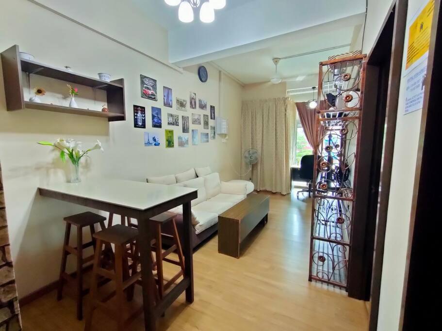 Six-Bedroom House photo 1