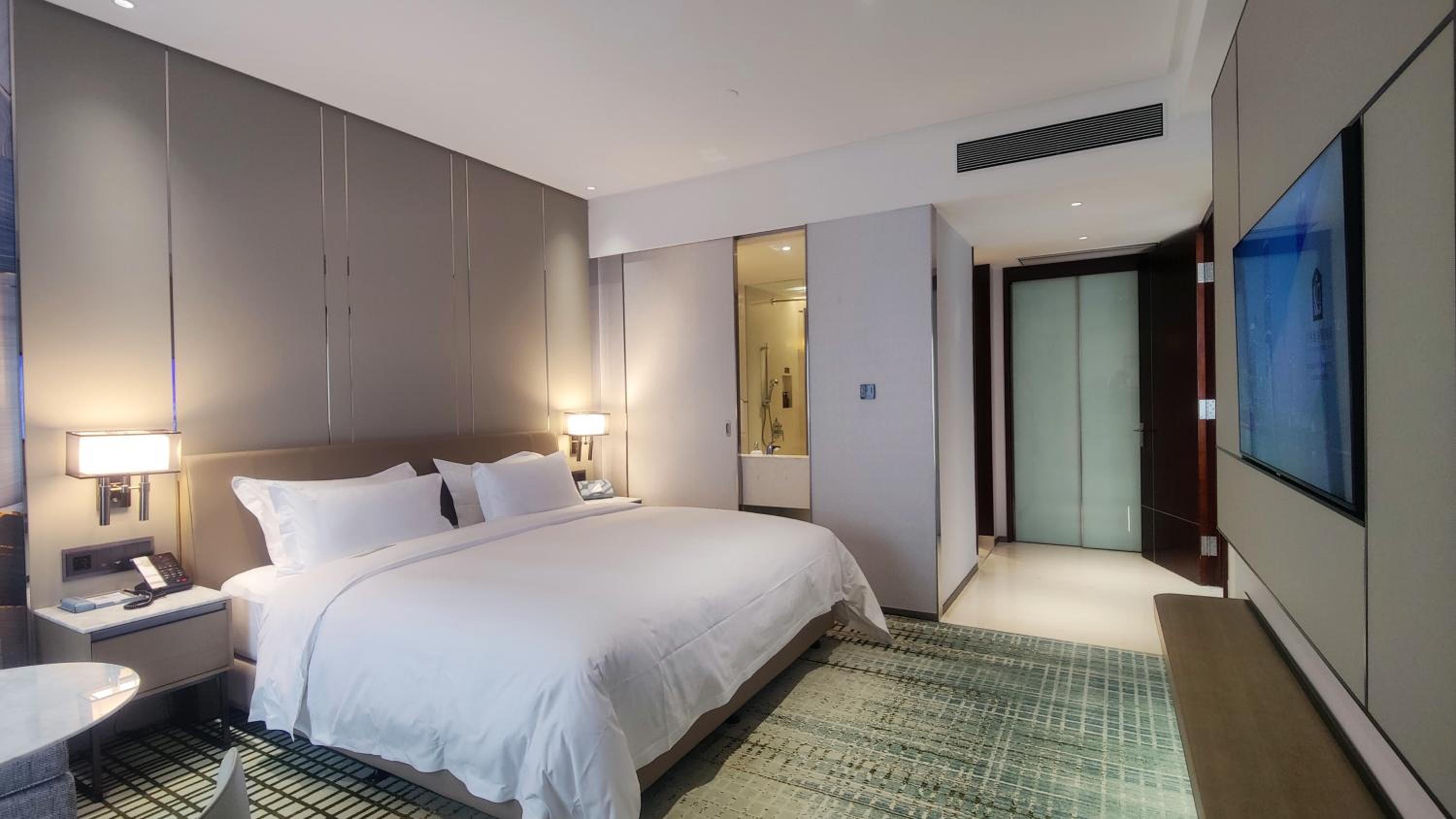 Deluxe King Room - Photo 3