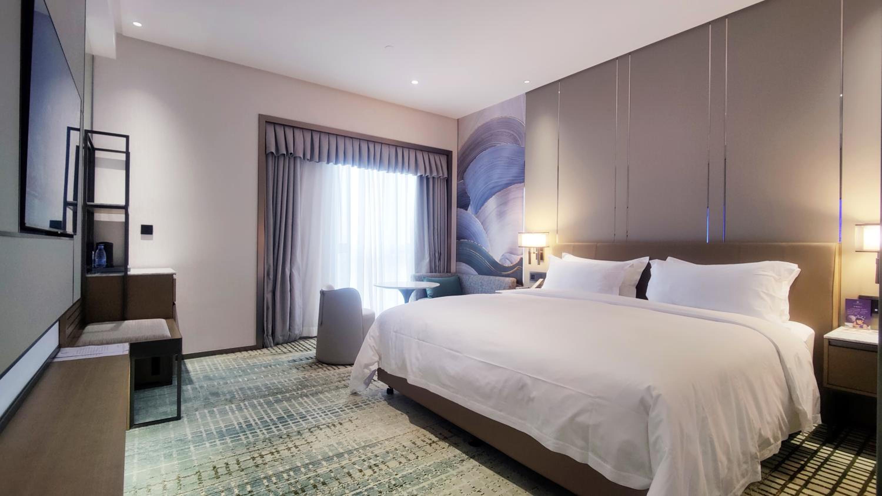 Deluxe King Room - Photo 5